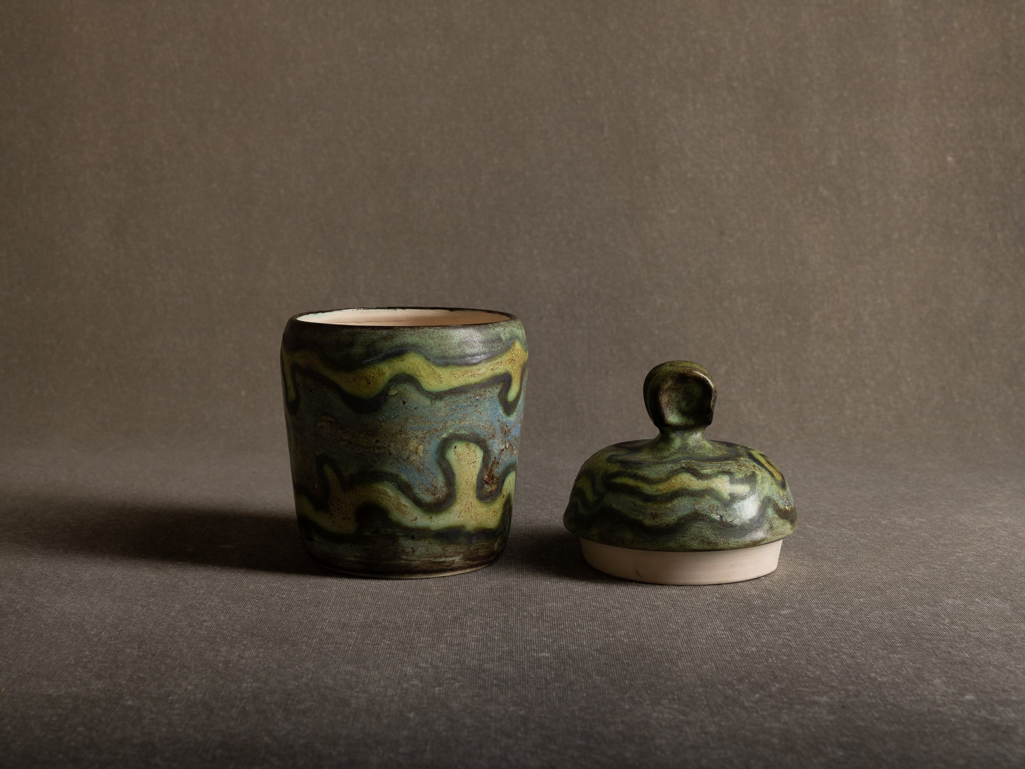 Rare boîte / pot couvert de Henri‑Georges Dupetit, France (vers 1955)..Rare lidded pot by Henri‑Georges Dupetit, France (circa 1955)