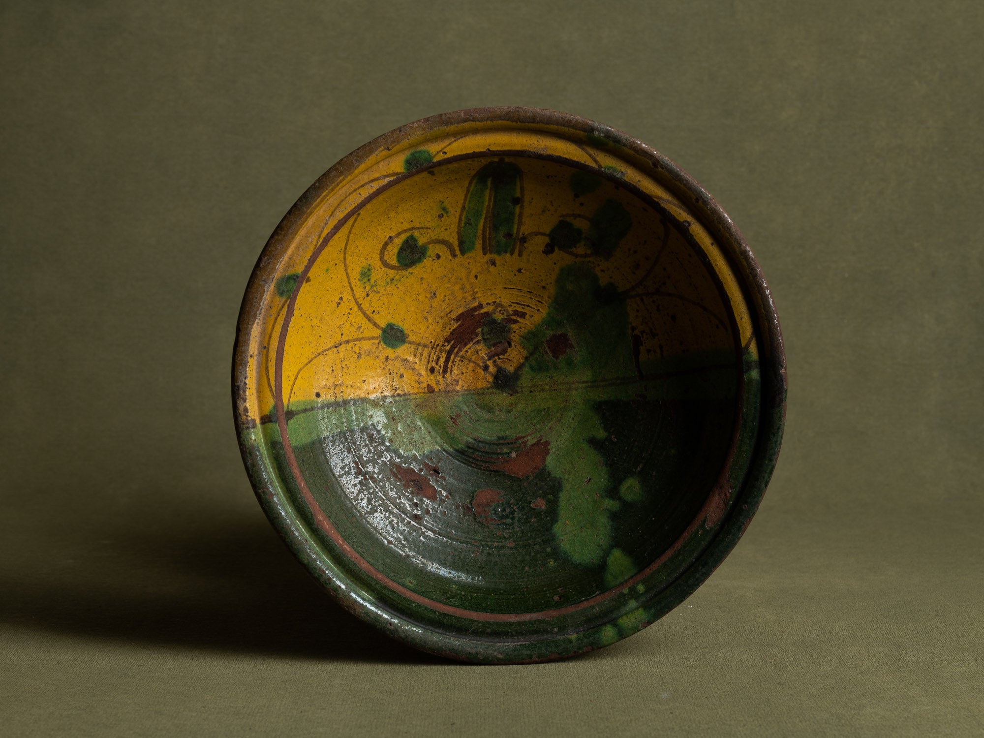 Coupe circulaire de mariage "chqâla" en terre vernissée de Nabeul, Tunisie (début du XXe siècle)..Slipware wedding circular bowl from Nabeul, Tunisia (early 20th century)