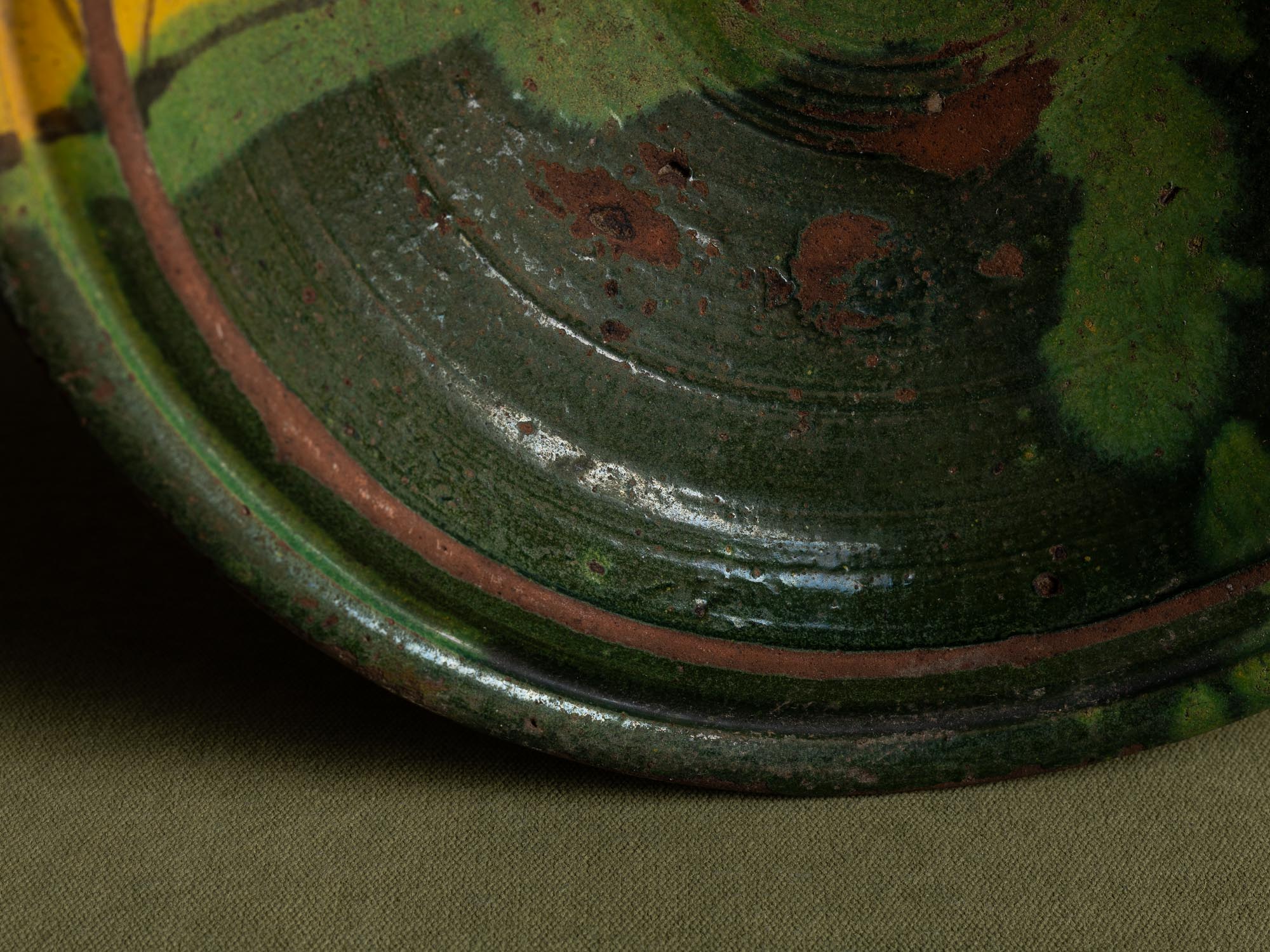 Coupe circulaire de mariage "chqâla" en terre vernissée de Nabeul, Tunisie (début du XXe siècle)..Slipware wedding circular bowl from Nabeul, Tunisia (early 20th century)
