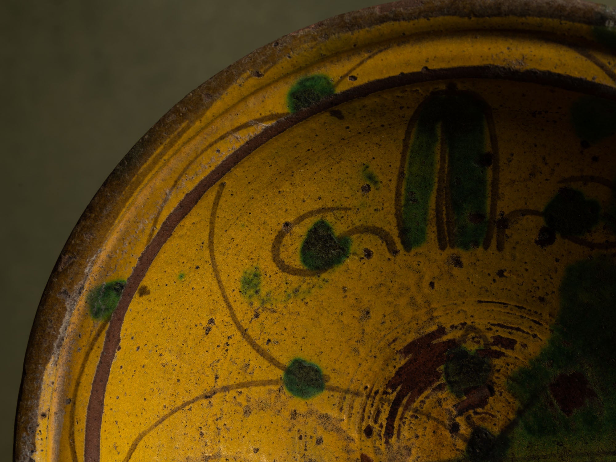 Coupe circulaire de mariage "chqâla" en terre vernissée de Nabeul, Tunisie (début du XXe siècle)..Slipware wedding circular bowl from Nabeul, Tunisia (early 20th century)