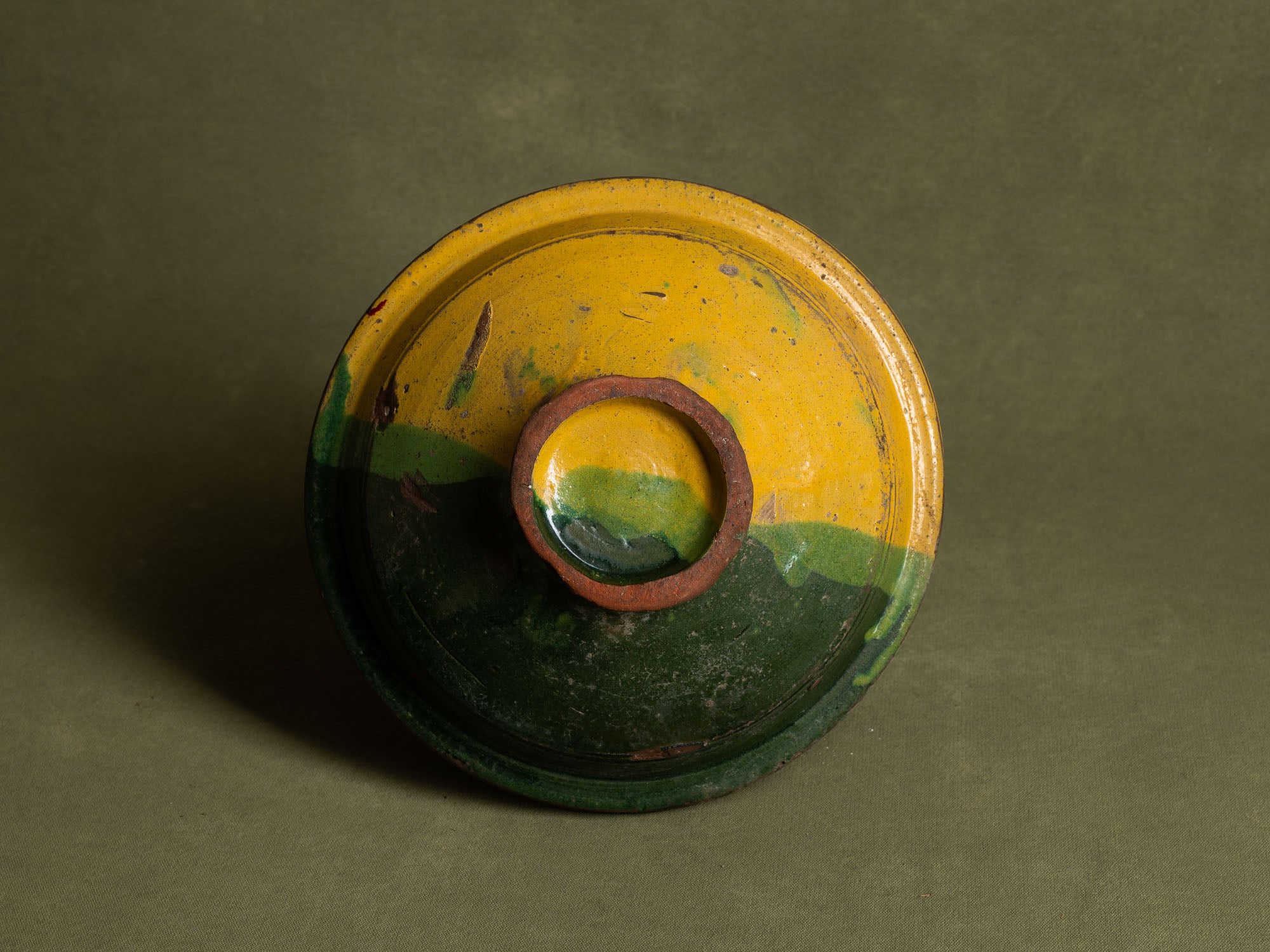 Coupe circulaire de mariage "chqâla" en terre vernissée de Nabeul, Tunisie (début du XXe siècle)..Slipware wedding circular bowl from Nabeul, Tunisia (early 20th century)