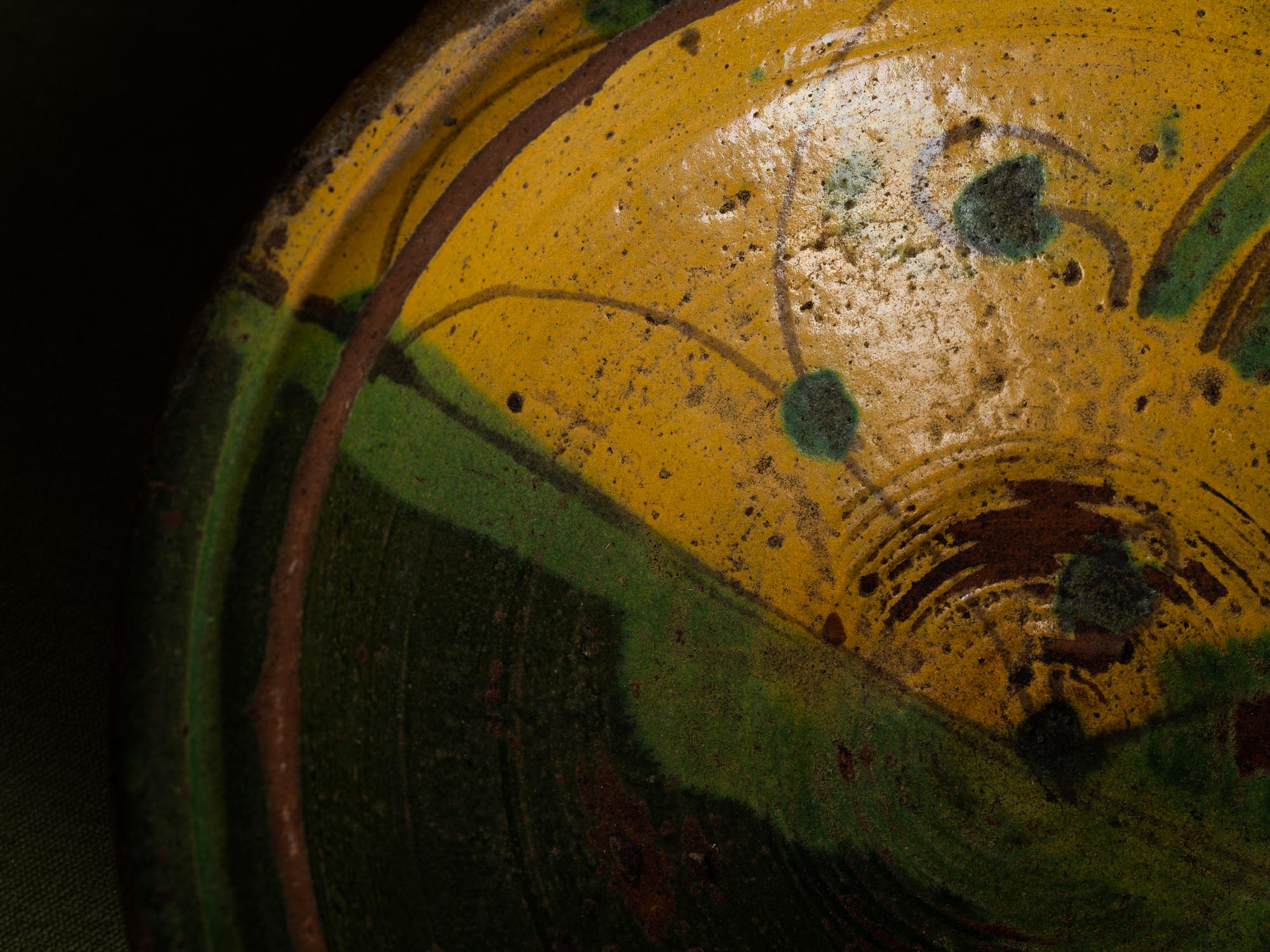 Coupe circulaire de mariage "chqâla" en terre vernissée de Nabeul, Tunisie (début du XXe siècle)..Slipware wedding circular bowl from Nabeul, Tunisia (early 20th century)