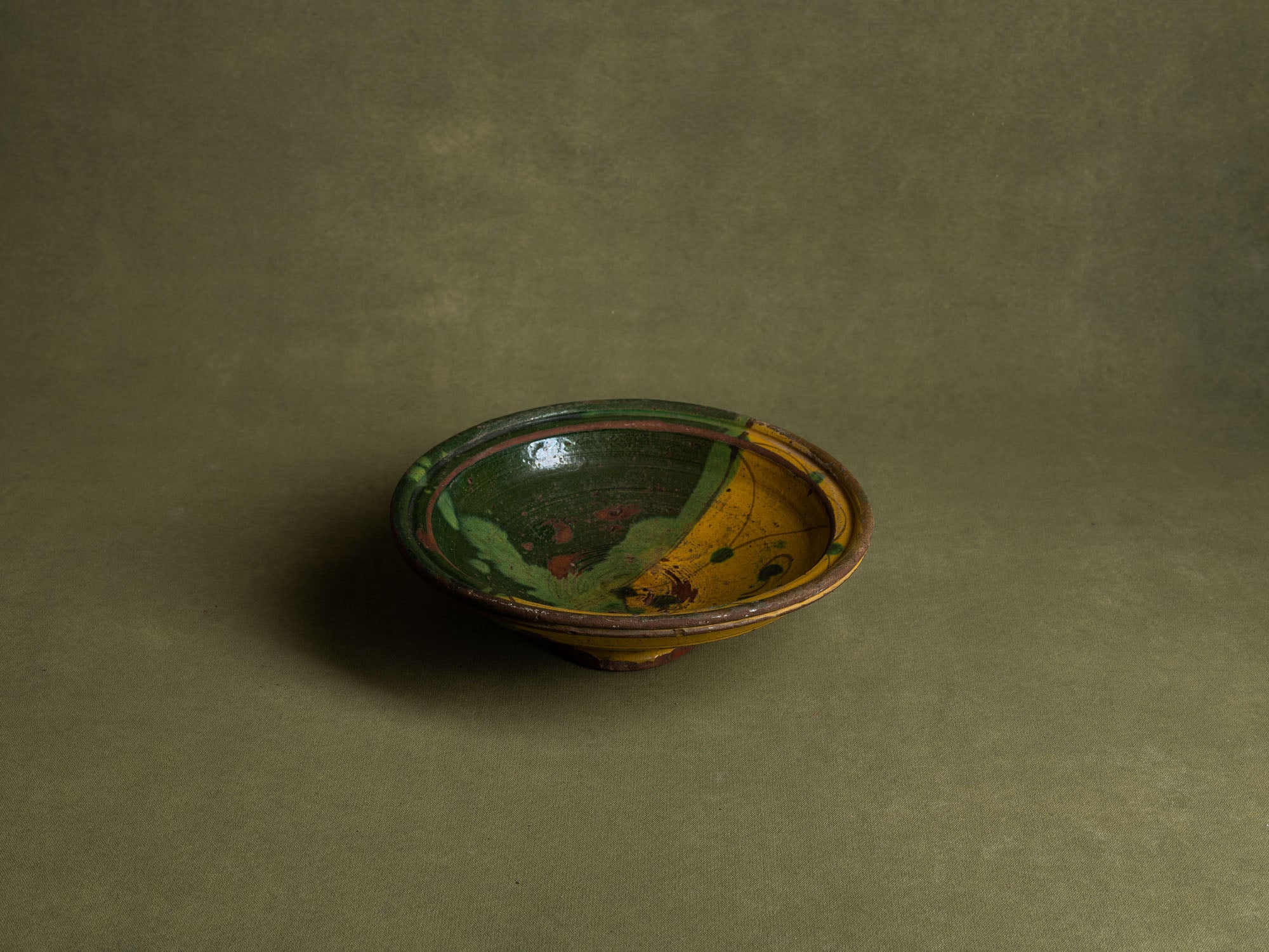 Coupe circulaire de mariage "chqâla" en terre vernissée de Nabeul, Tunisie (début du XXe siècle)..Slipware wedding circular bowl from Nabeul, Tunisia (early 20th century)
