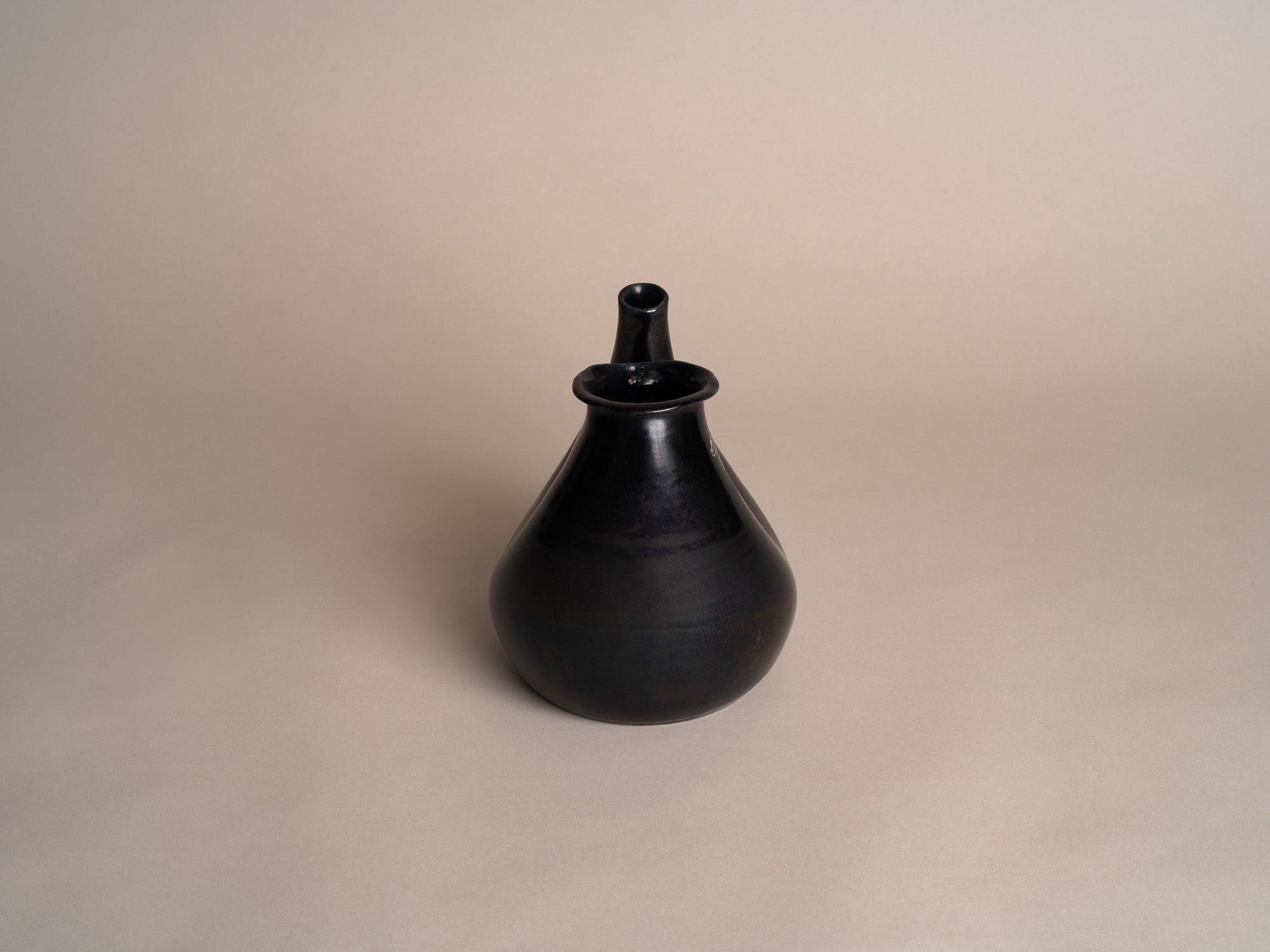 Vase biomorphique des Potiers d'Accolay, France (vers 1955)..Freeform Vase by les Potiers d'Accolay, France (ca 1955)