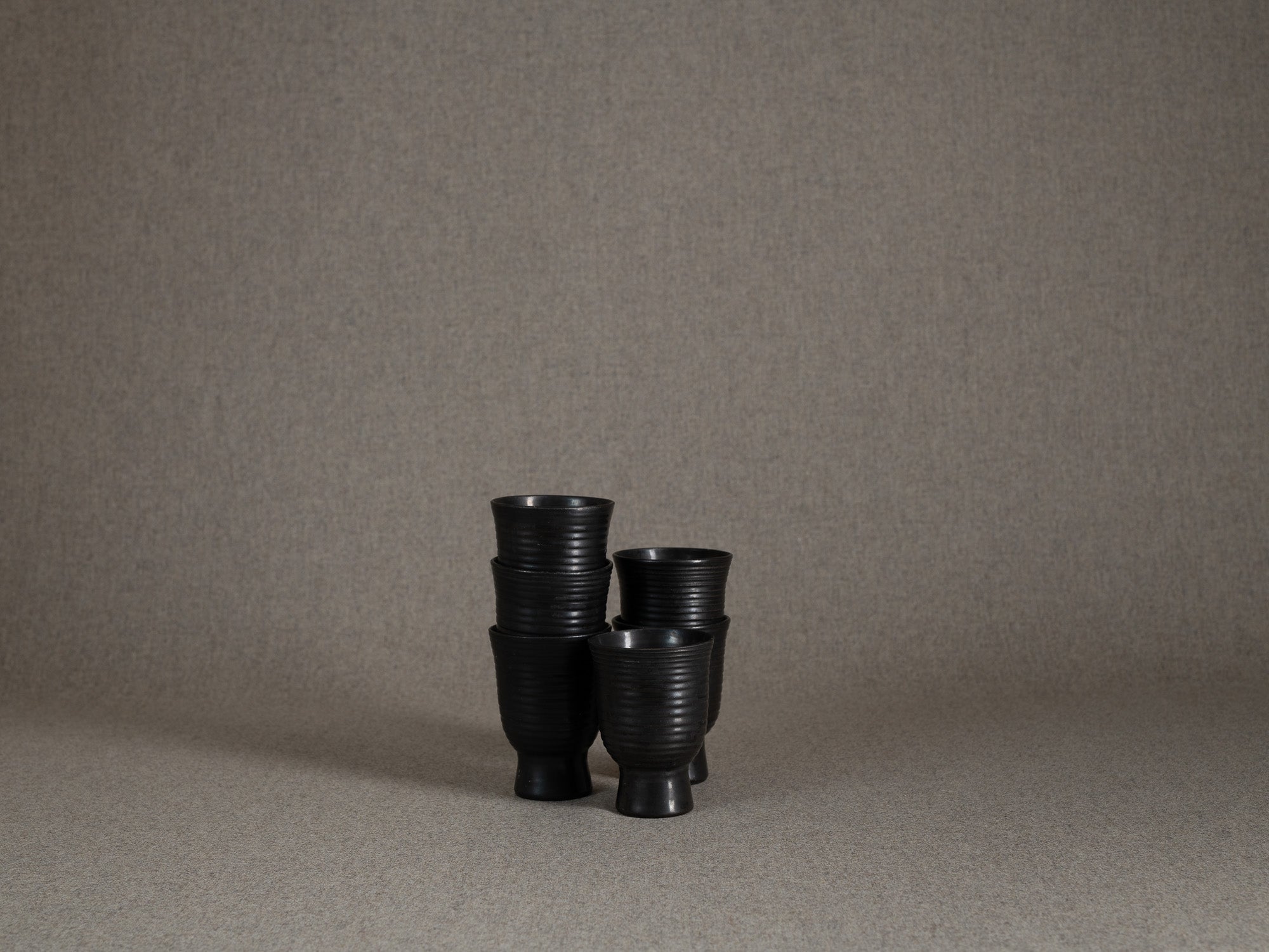 Service de tasses par les potiers d'Accolay, France (vers 1950-55)..Set of 6 cups / bowls by les potiers d'Accolay, France (circa 1950-55)