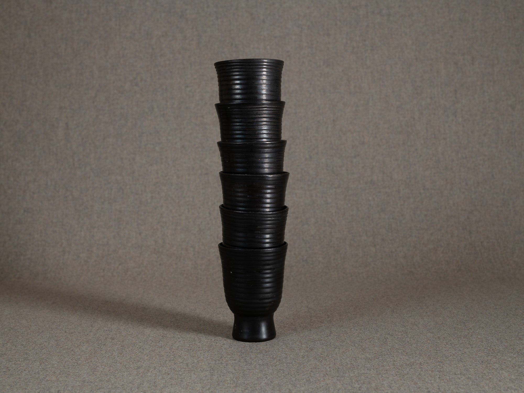 Service de tasses par les potiers d'Accolay, France (vers 1950-55)..Set of 6 cups / bowls by les potiers d'Accolay, France (circa 1950-55)