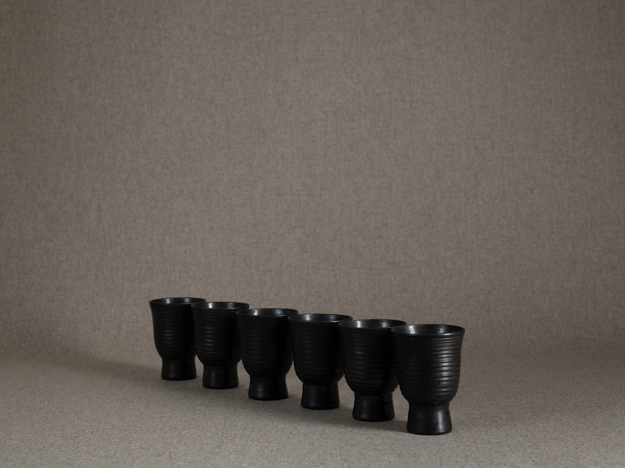 Service de tasses par les potiers d'Accolay, France (vers 1950-55)..Set of 6 cups / bowls by les potiers d'Accolay, France (circa 1950-55)