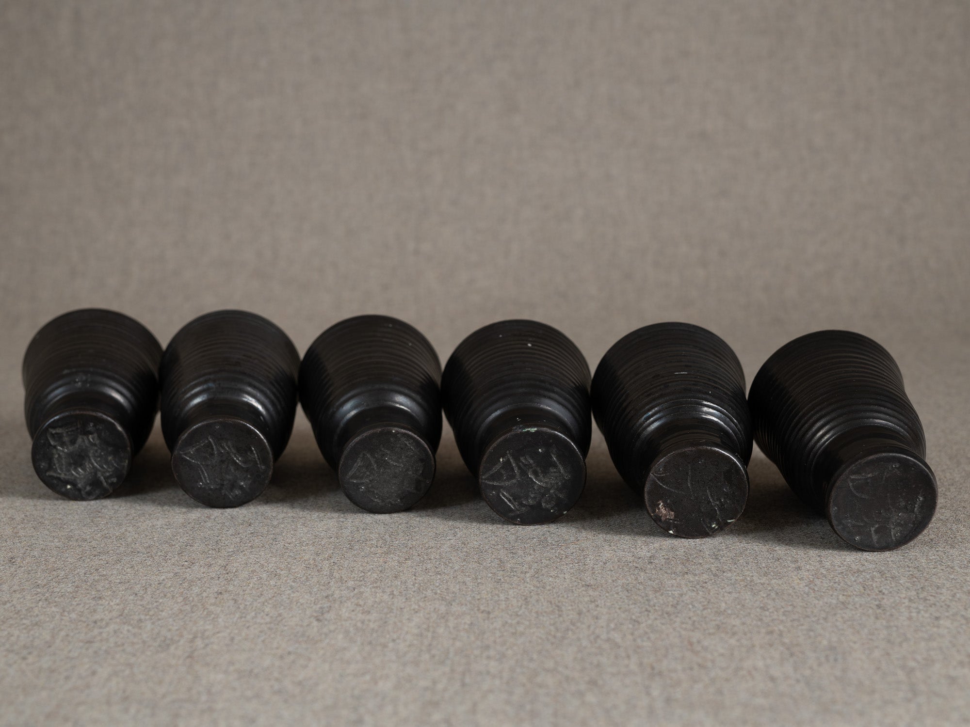 Service de tasses par les potiers d'Accolay, France (vers 1950-55)..Set of 6 cups / bowls by les potiers d'Accolay, France (circa 1950-55)