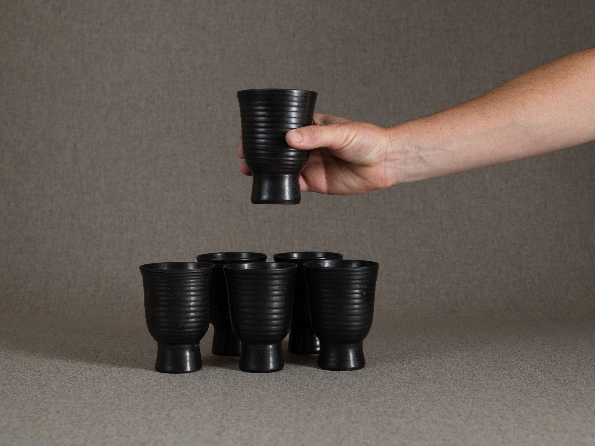 Service de tasses par les potiers d'Accolay, France (vers 1950-55)..Set of 6 cups / bowls by les potiers d'Accolay, France (circa 1950-55)