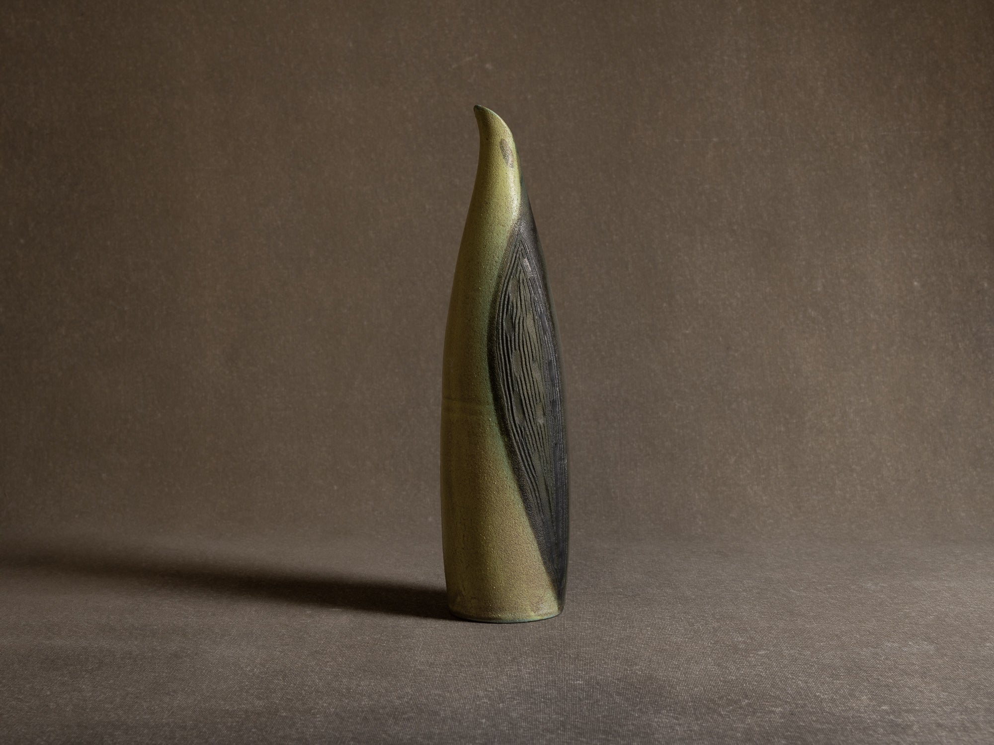 Rare vase "manchot" des Potiers d'Accolay, France (vers 1955)..Freeform "penguin" Vase by les Potiers d'Accolay, France (ca 1955)