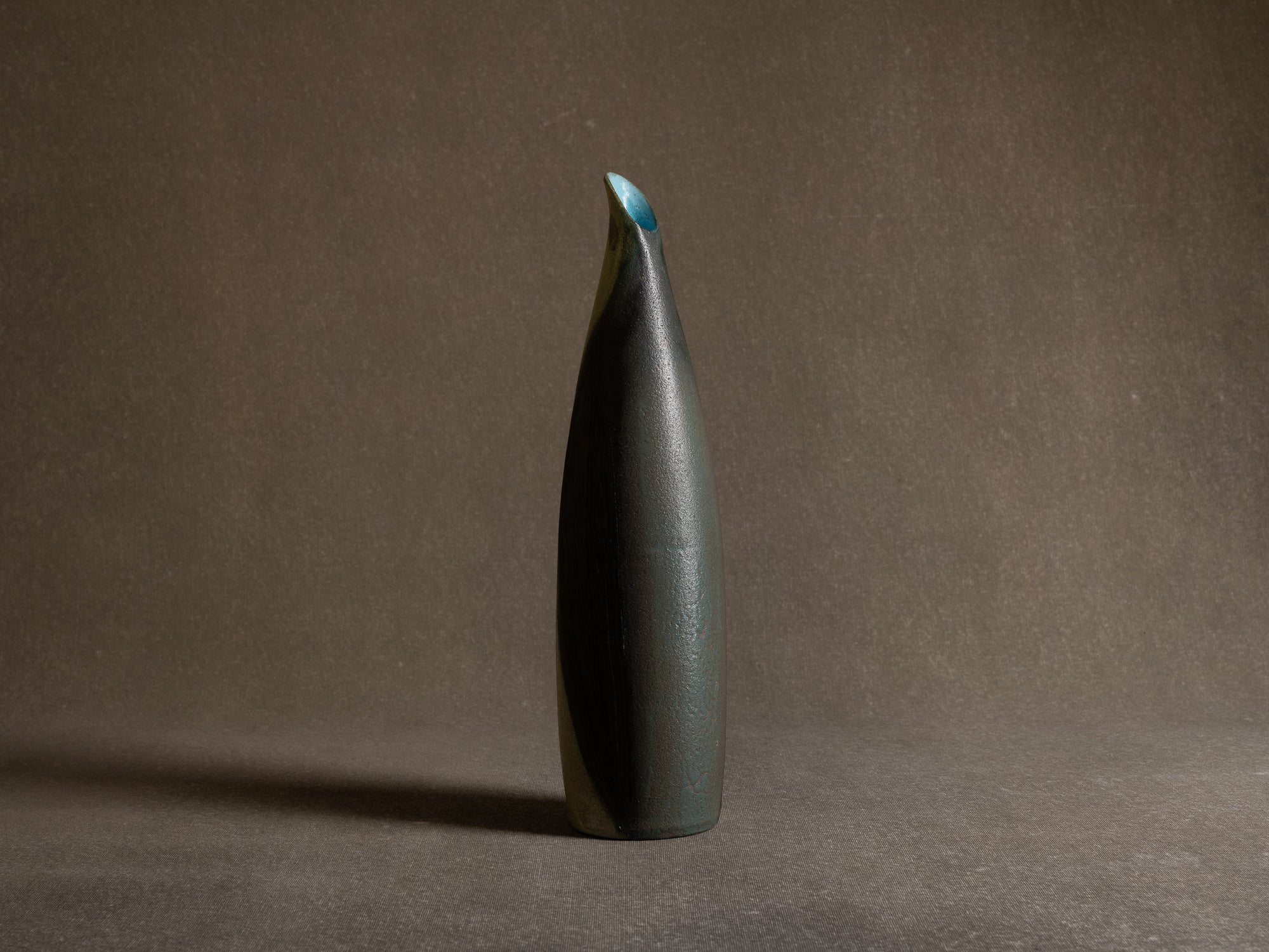 Rare vase "manchot" des Potiers d'Accolay, France (vers 1955)..Freeform "penguin" Vase by les Potiers d'Accolay, France (ca 1955)