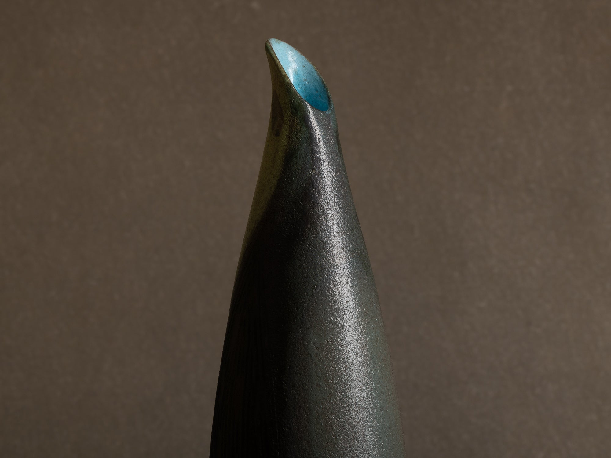 Rare vase "manchot" des Potiers d'Accolay, France (vers 1955)..Freeform "penguin" Vase by les Potiers d'Accolay, France (ca 1955)