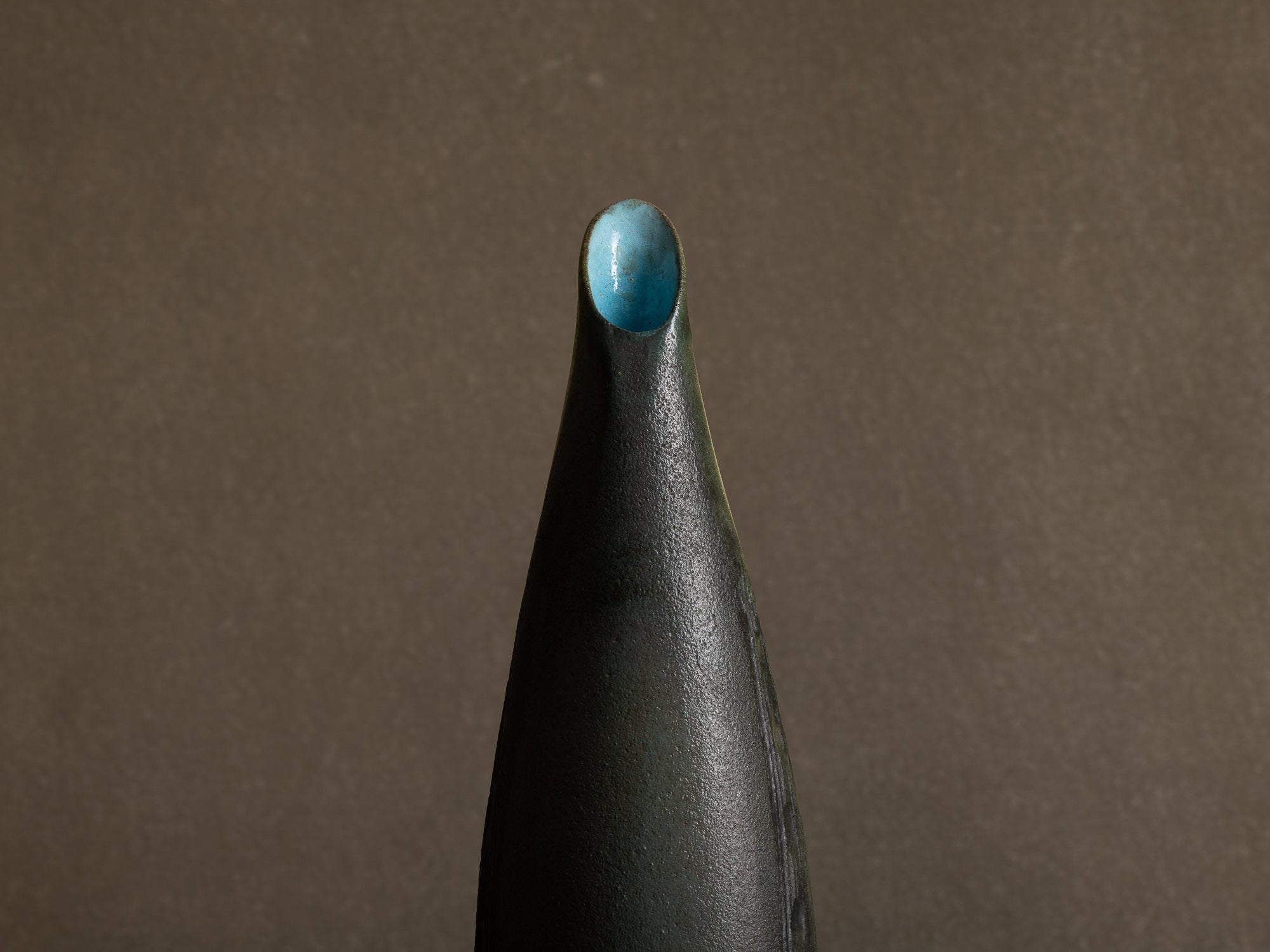 Rare vase "manchot" des Potiers d'Accolay, France (vers 1955)..Freeform "penguin" Vase by les Potiers d'Accolay, France (ca 1955)