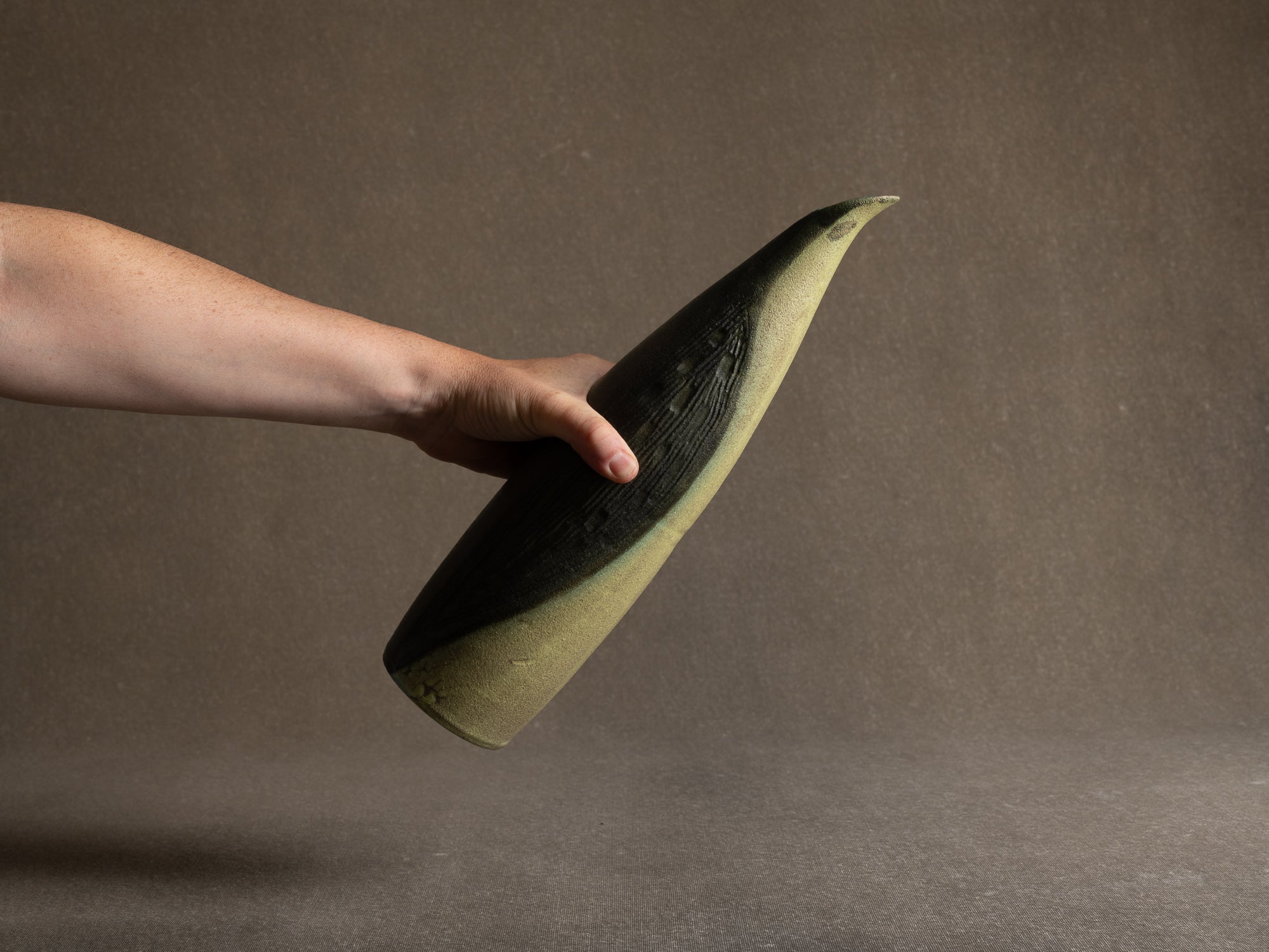 Rare vase "manchot" des Potiers d'Accolay, France (vers 1955)..Freeform "penguin" Vase by les Potiers d'Accolay, France (ca 1955)