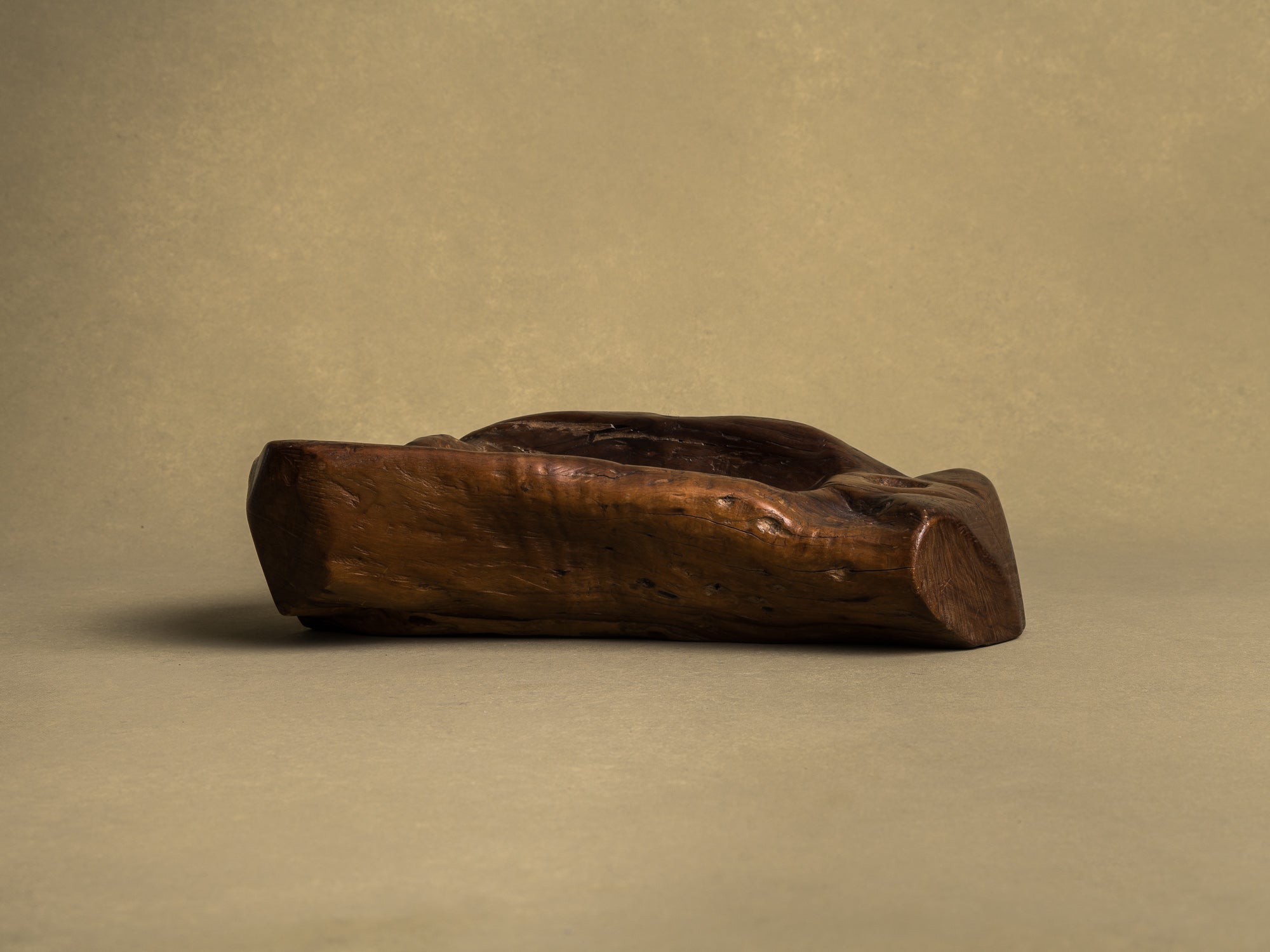 Coupe monoxyle "primitiviste" en bois d'olivier, France (vers 1950)..Primitivist free form biomorphic wooden olive bowl, France (circa 1950)
