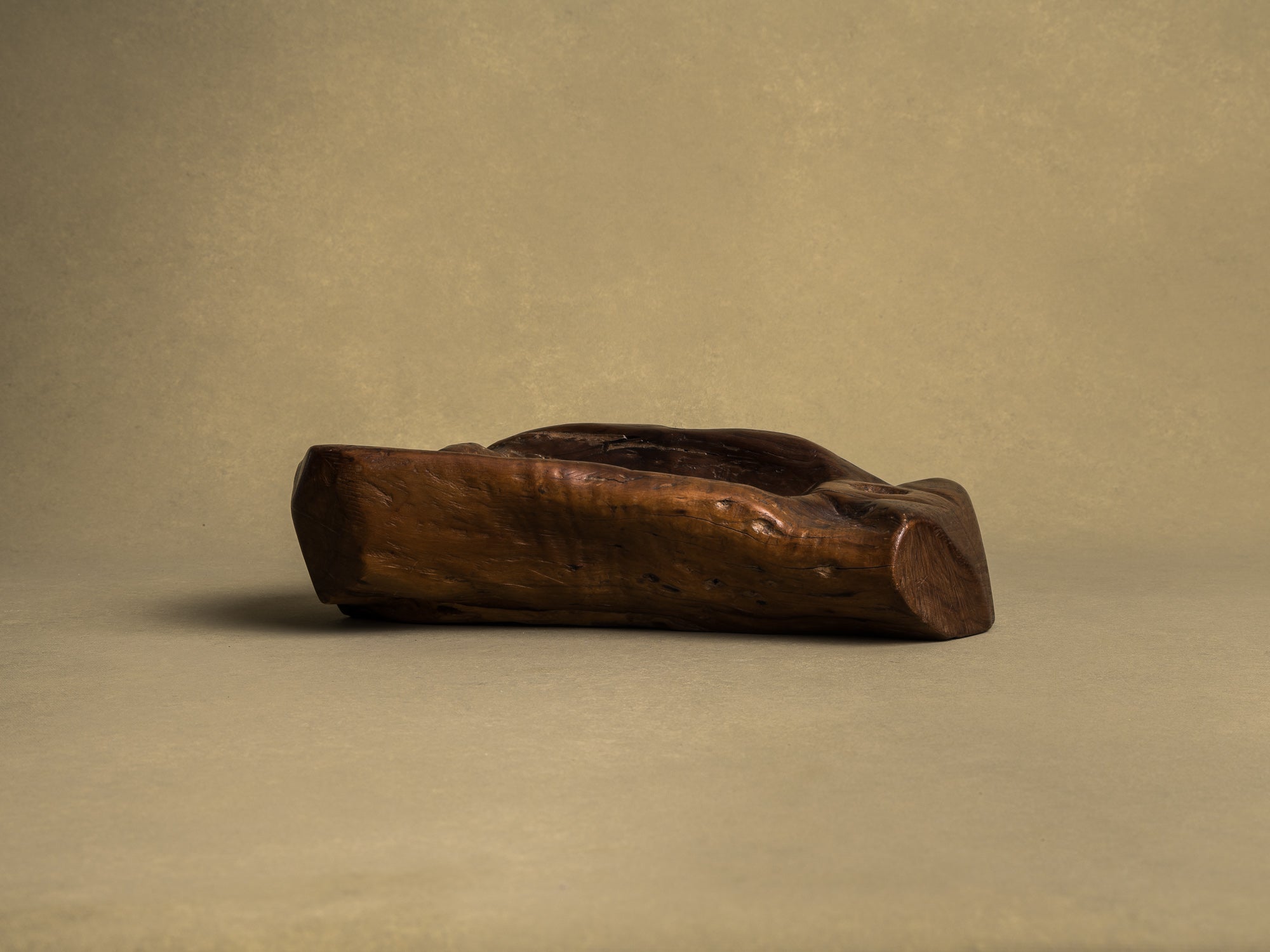 Coupe monoxyle "primitiviste" en bois d'olivier, France (vers 1950)..Primitivist free form biomorphic wooden olive bowl, France (circa 1950)
