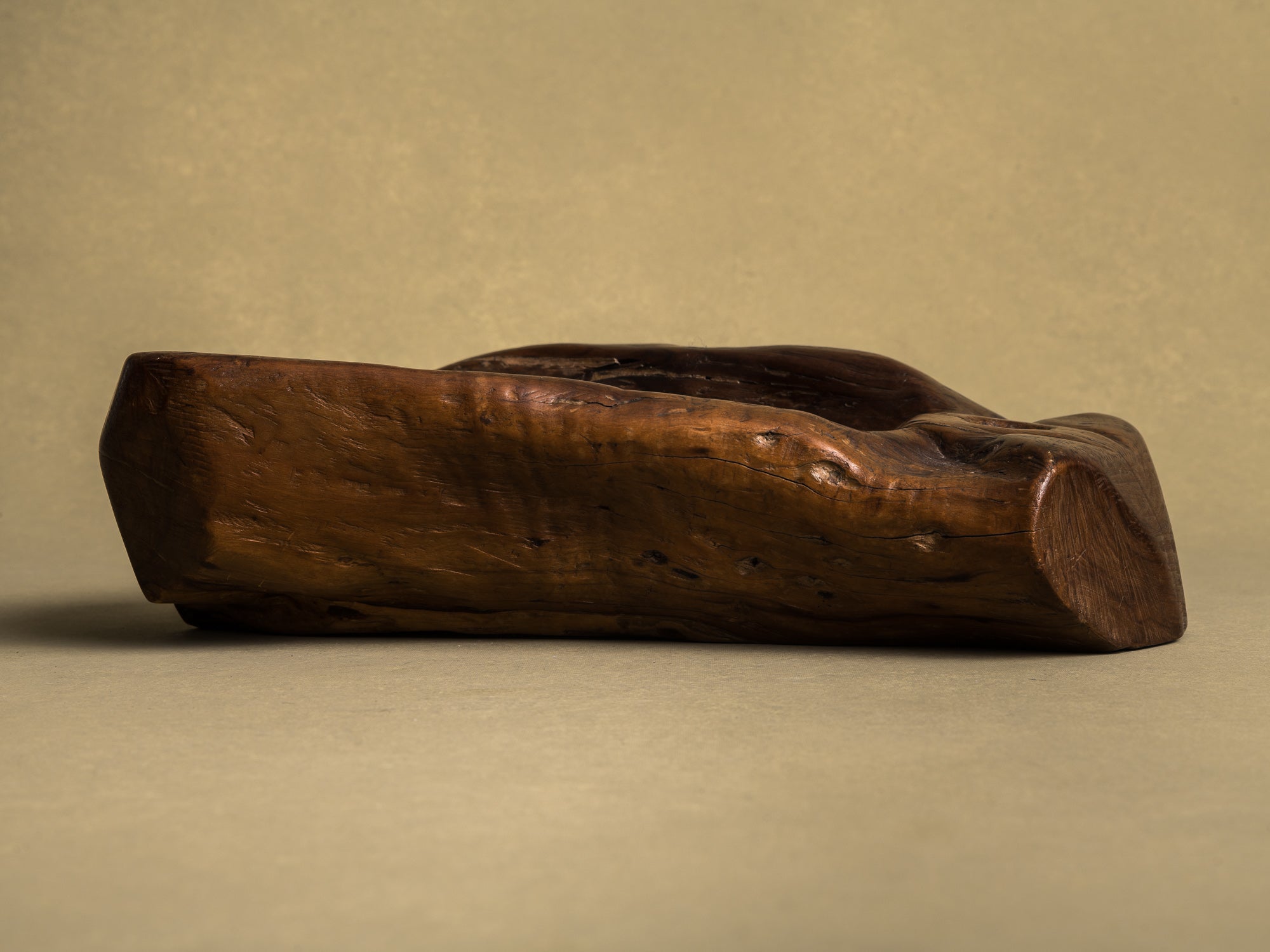Coupe monoxyle "primitiviste" en bois d'olivier, France (vers 1950)..Primitivist free form biomorphic wooden olive bowl, France (circa 1950)