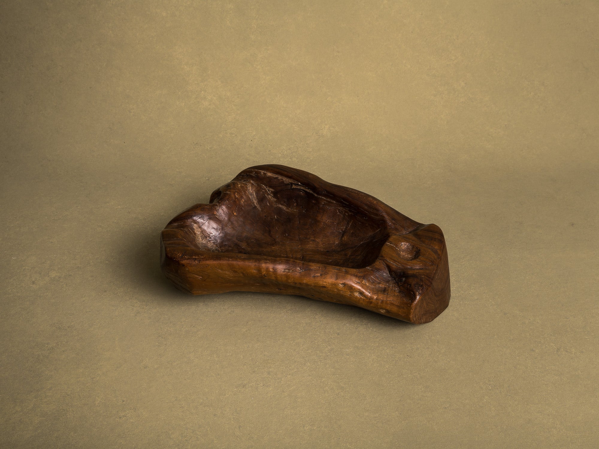 Coupe monoxyle "primitiviste" en bois d'olivier, France (vers 1950)..Primitivist free form biomorphic wooden olive bowl, France (circa 1950)
