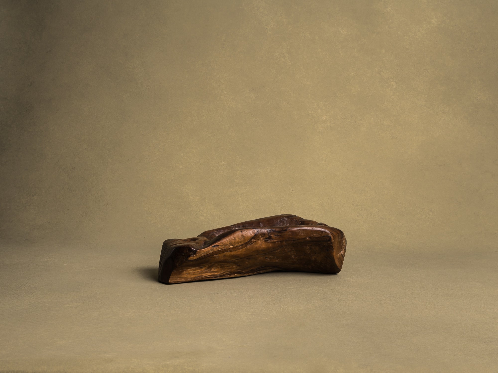 Coupe monoxyle "primitiviste" en bois d'olivier, France (vers 1950)..Primitivist free form biomorphic wooden olive bowl, France (circa 1950)