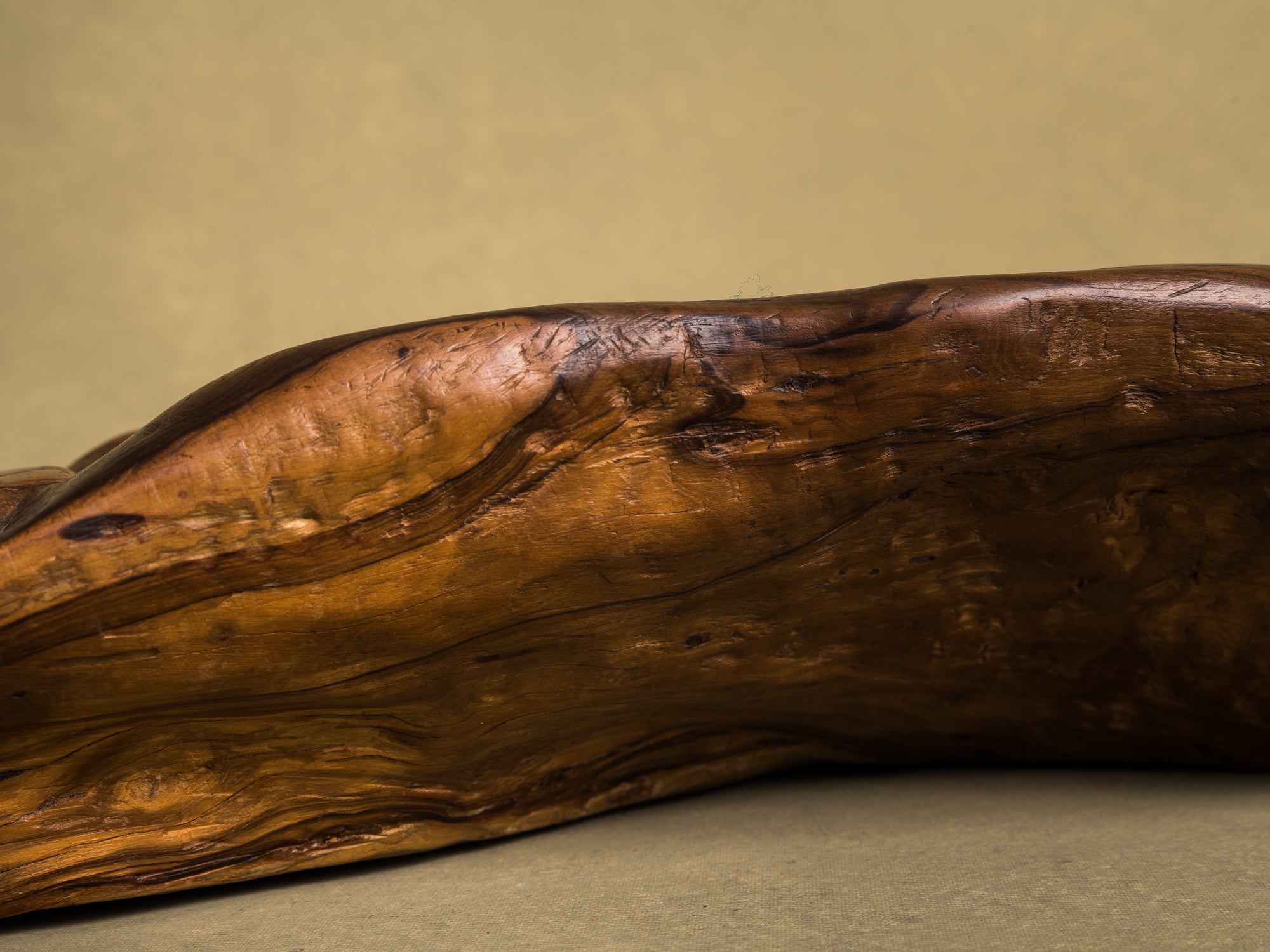 Coupe monoxyle "primitiviste" en bois d'olivier, France (vers 1950)..Primitivist free form biomorphic wooden olive bowl, France (circa 1950)
