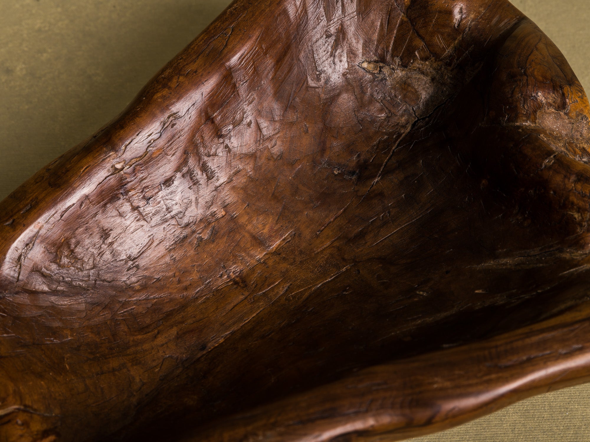 Coupe monoxyle "primitiviste" en bois d'olivier, France (vers 1950)..Primitivist free form biomorphic wooden olive bowl, France (circa 1950)