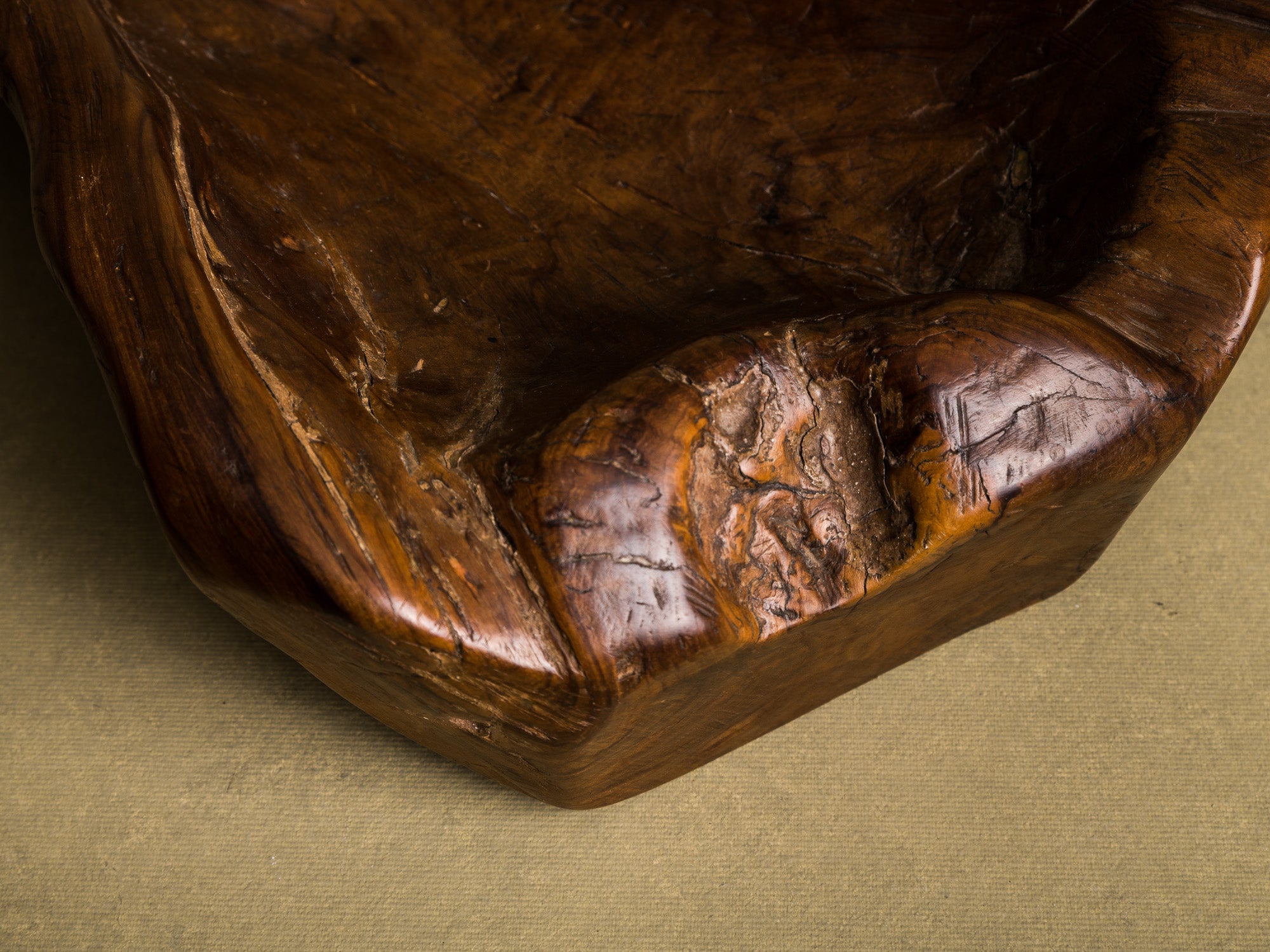 Coupe monoxyle "primitiviste" en bois d'olivier, France (vers 1950)..Primitivist free form biomorphic wooden olive bowl, France (circa 1950)
