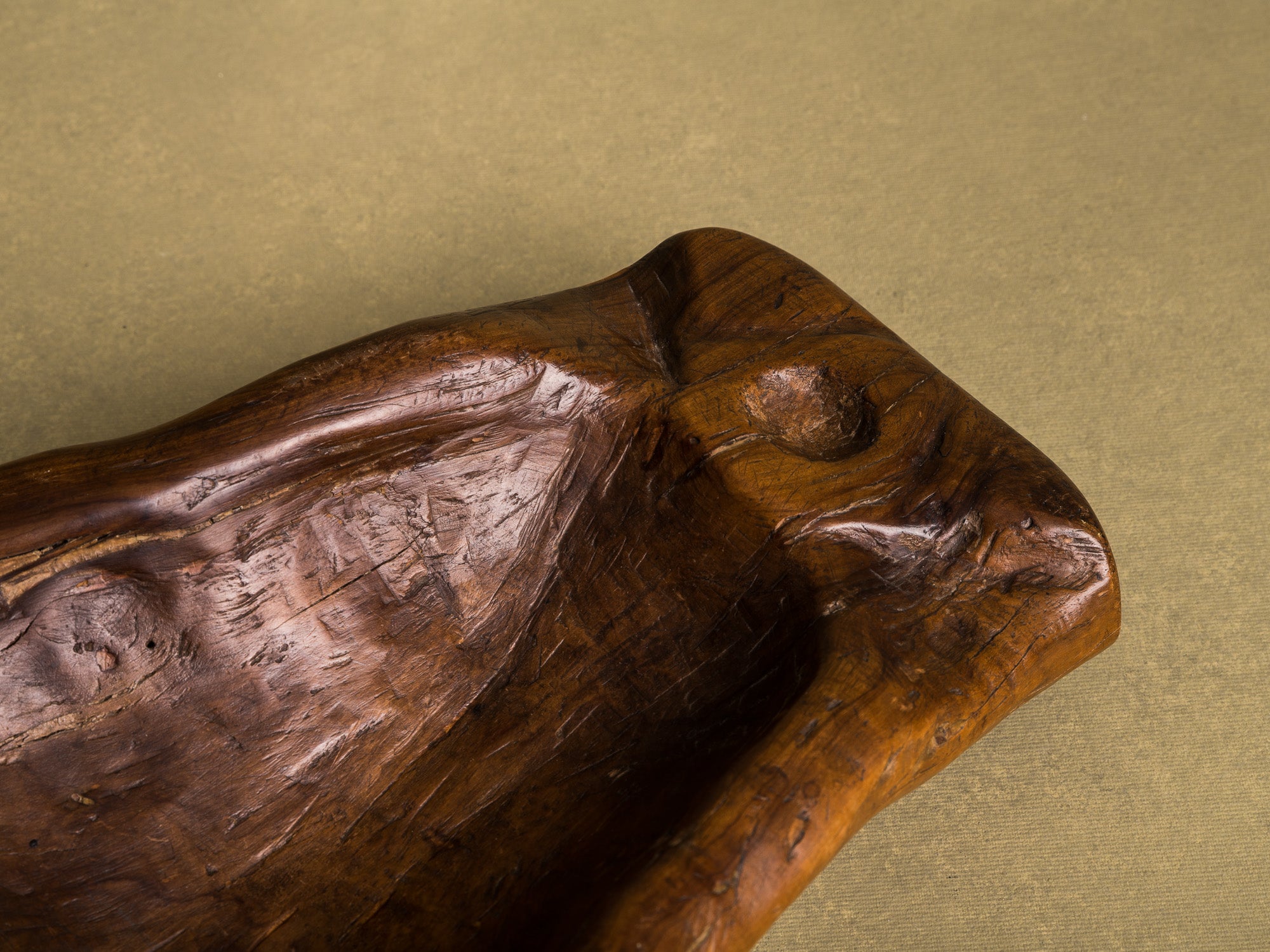 Coupe monoxyle "primitiviste" en bois d'olivier, France (vers 1950)..Primitivist free form biomorphic wooden olive bowl, France (circa 1950)