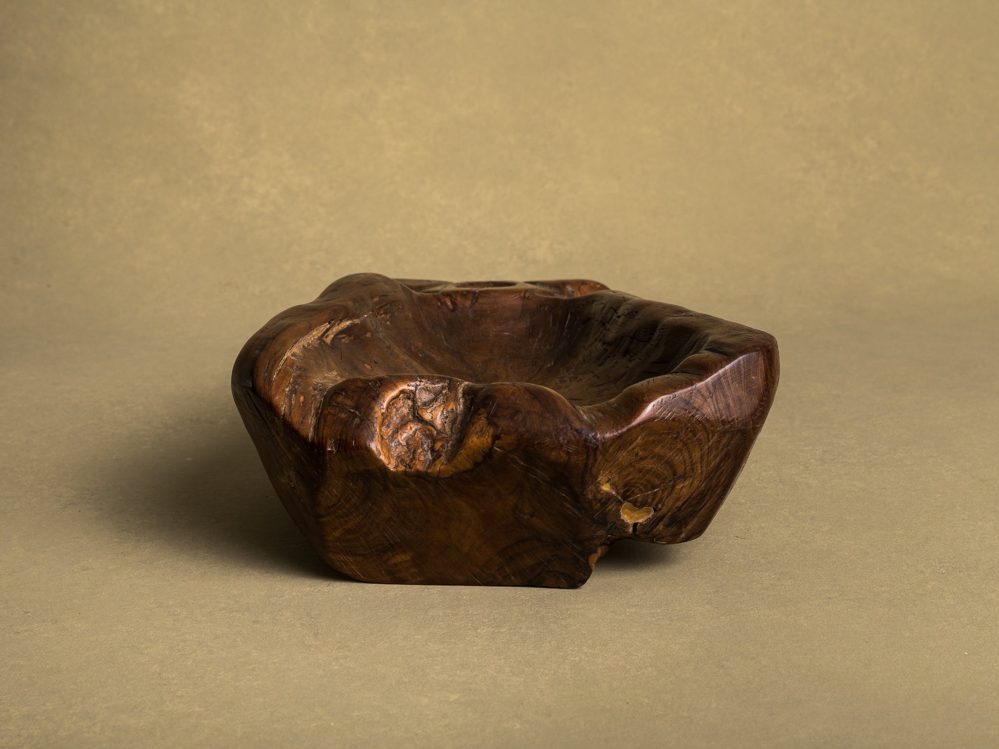 Coupe monoxyle "primitiviste" en bois d'olivier, France (vers 1950)..Primitivist free form biomorphic wooden olive bowl, France (circa 1950)