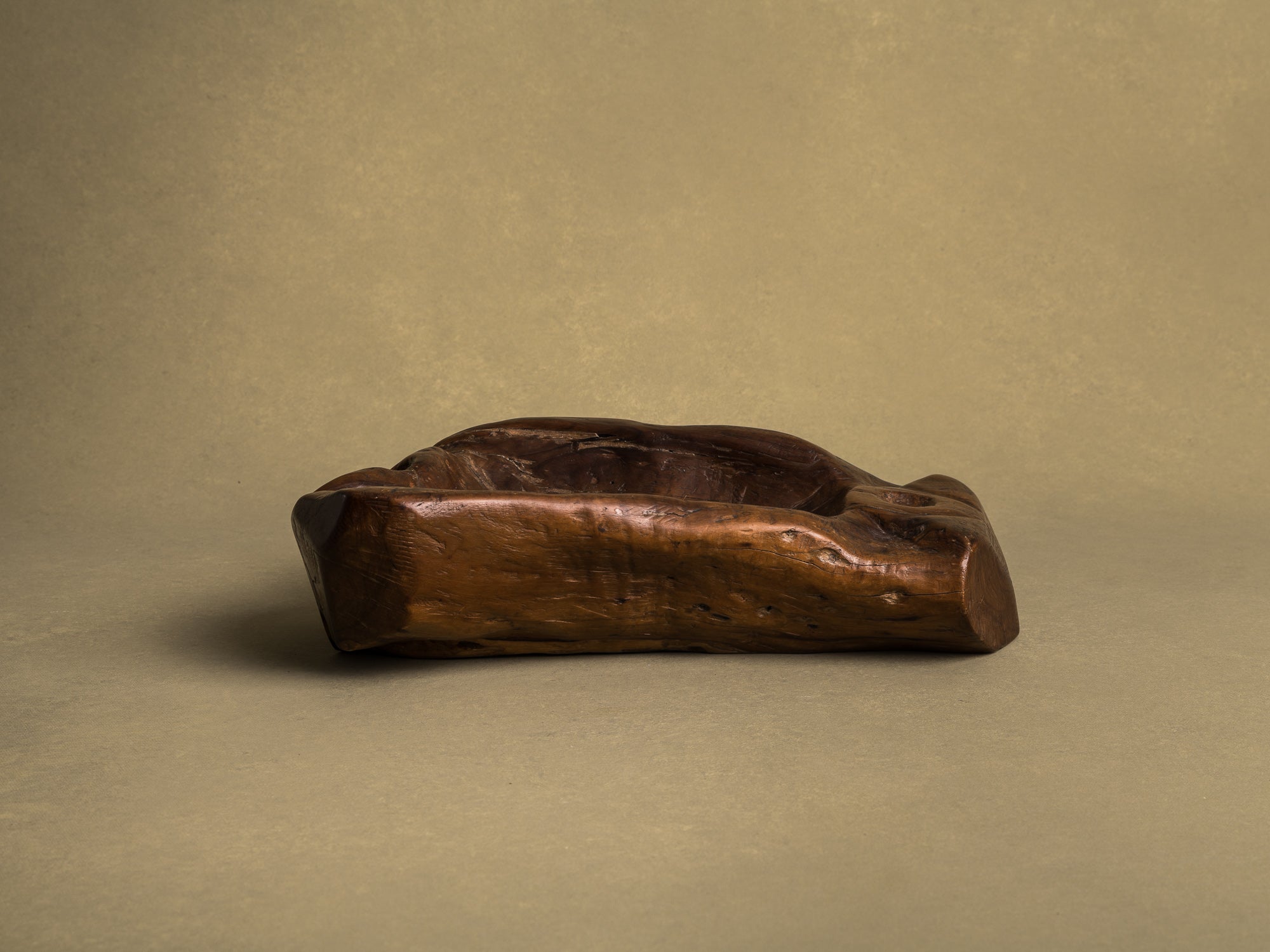 Coupe monoxyle "primitiviste" en bois d'olivier, France (vers 1950)..Primitivist free form biomorphic wooden olive bowl, France (circa 1950)