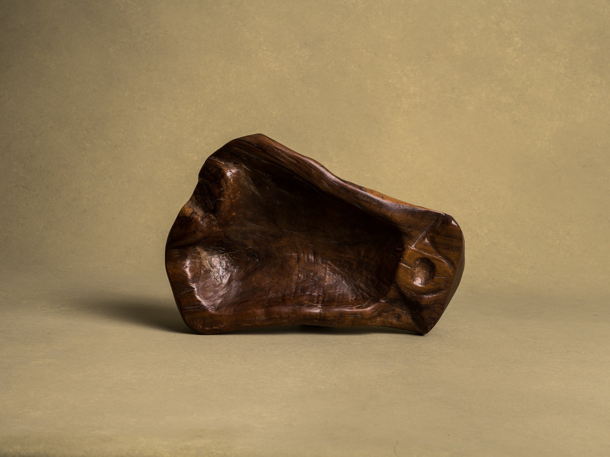 Coupe monoxyle "primitiviste" en bois d'olivier, France (vers 1950)..Primitivist free form biomorphic wooden olive bowl, France (circa 1950)