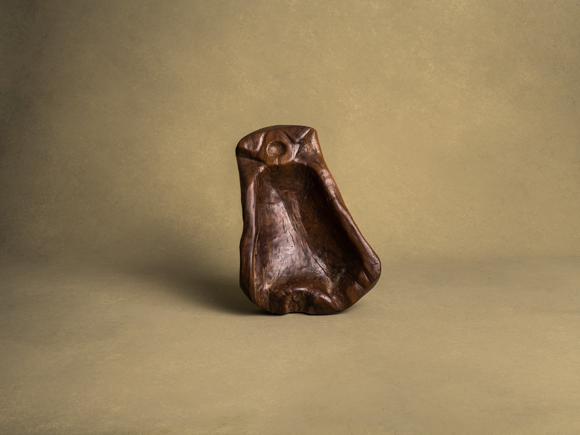 Coupe monoxyle "primitiviste" en bois d'olivier, France (vers 1950)..Primitivist free form biomorphic wooden olive bowl, France (circa 1950)