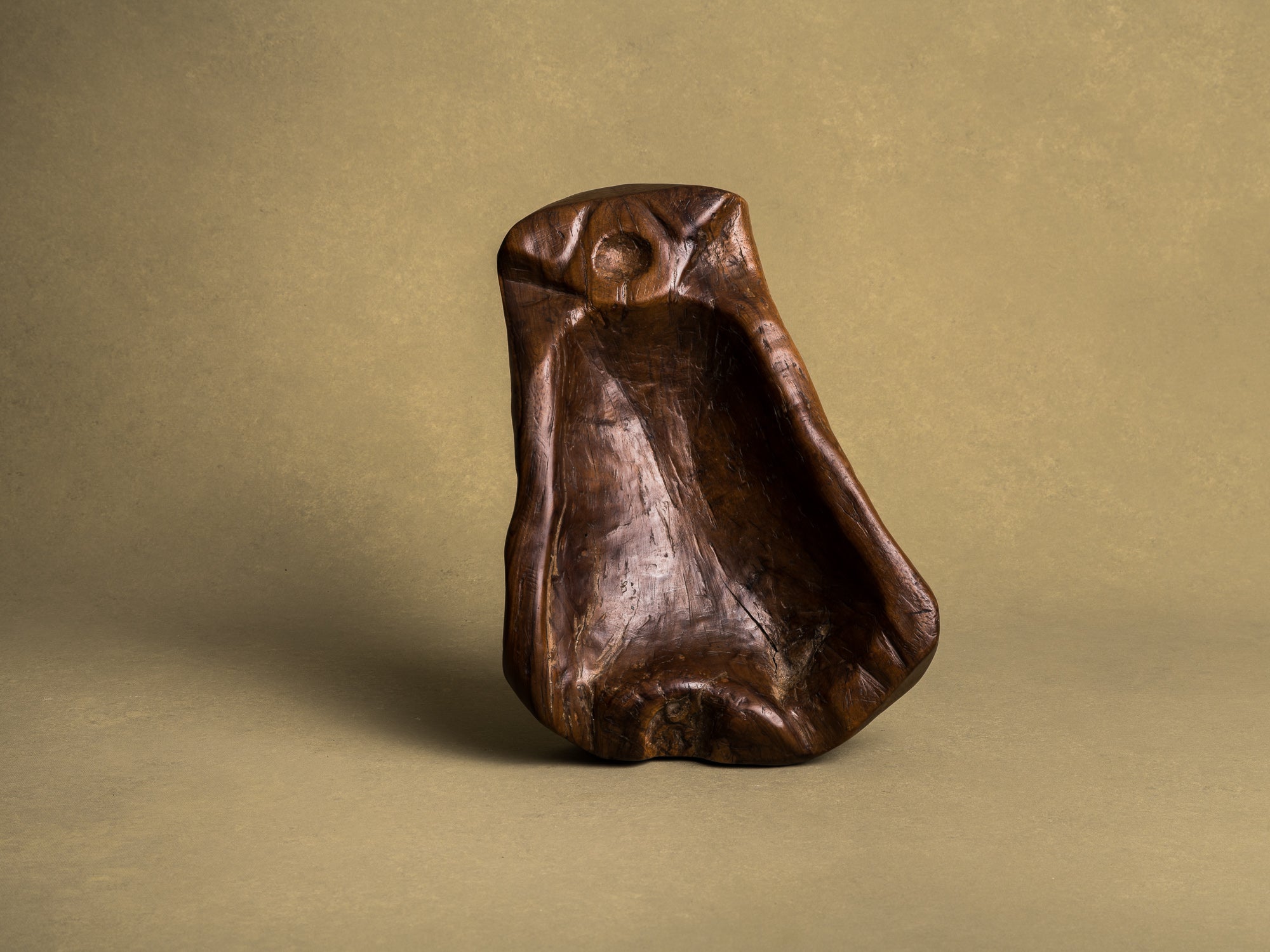 Coupe monoxyle "primitiviste" en bois d'olivier, France (vers 1950)..Primitivist free form biomorphic wooden olive bowl, France (circa 1950)