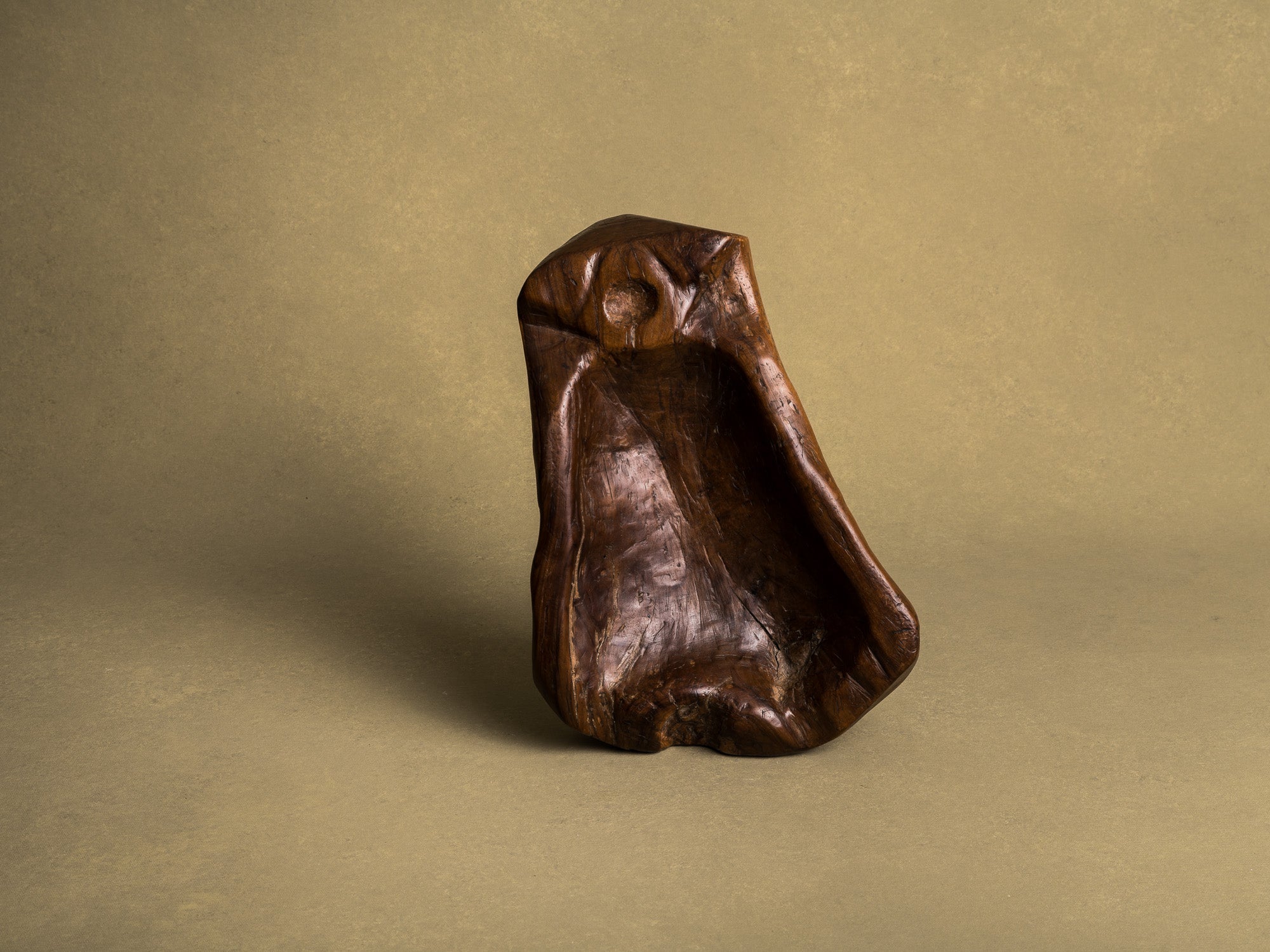 Coupe monoxyle "primitiviste" en bois d'olivier, France (vers 1950)..Primitivist free form biomorphic wooden olive bowl, France (circa 1950)