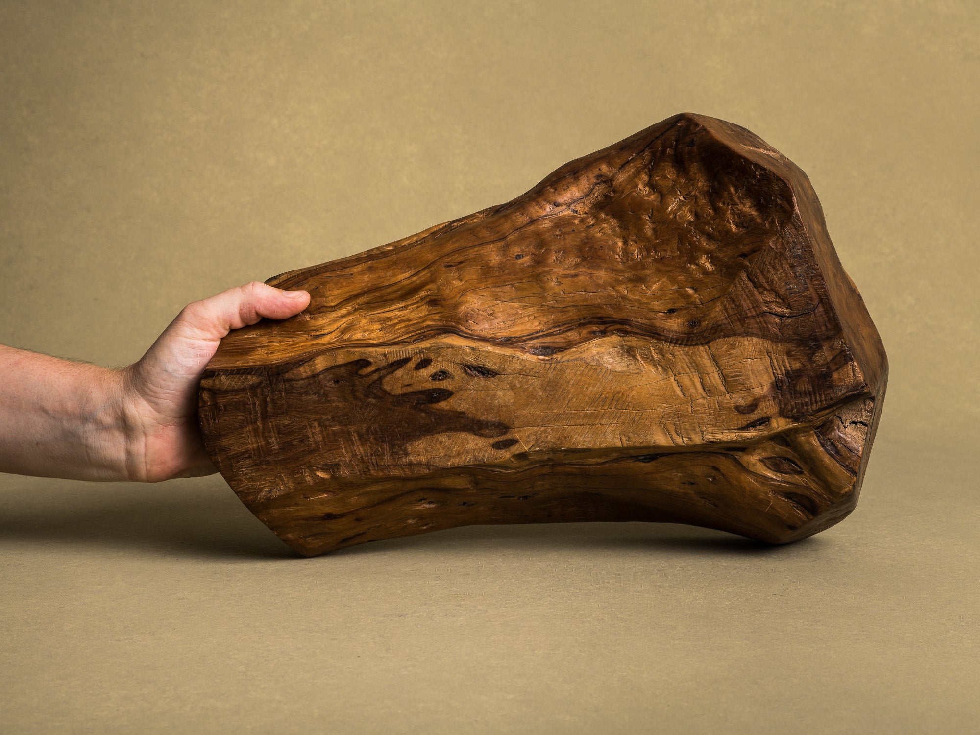 Coupe monoxyle "primitiviste" en bois d'olivier, France (vers 1950)..Primitivist free form biomorphic wooden olive bowl, France (circa 1950)