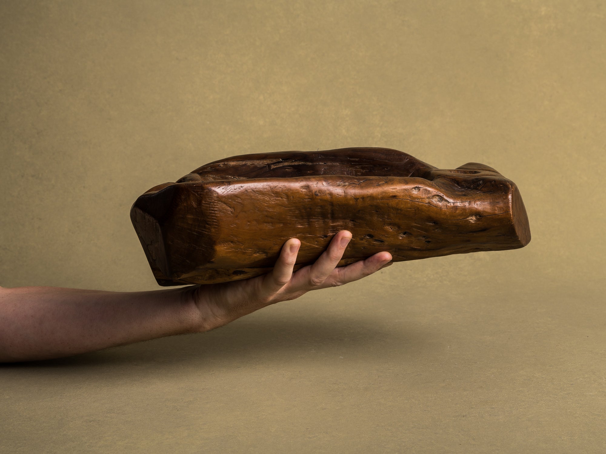 Coupe monoxyle "primitiviste" en bois d'olivier, France (vers 1950)..Primitivist free form biomorphic wooden olive bowl, France (circa 1950)