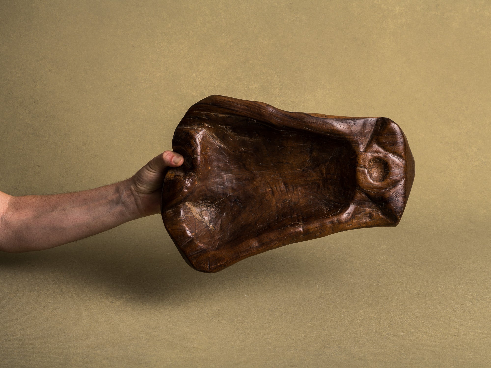 Coupe monoxyle "primitiviste" en bois d'olivier, France (vers 1950)..Primitivist free form biomorphic wooden olive bowl, France (circa 1950)