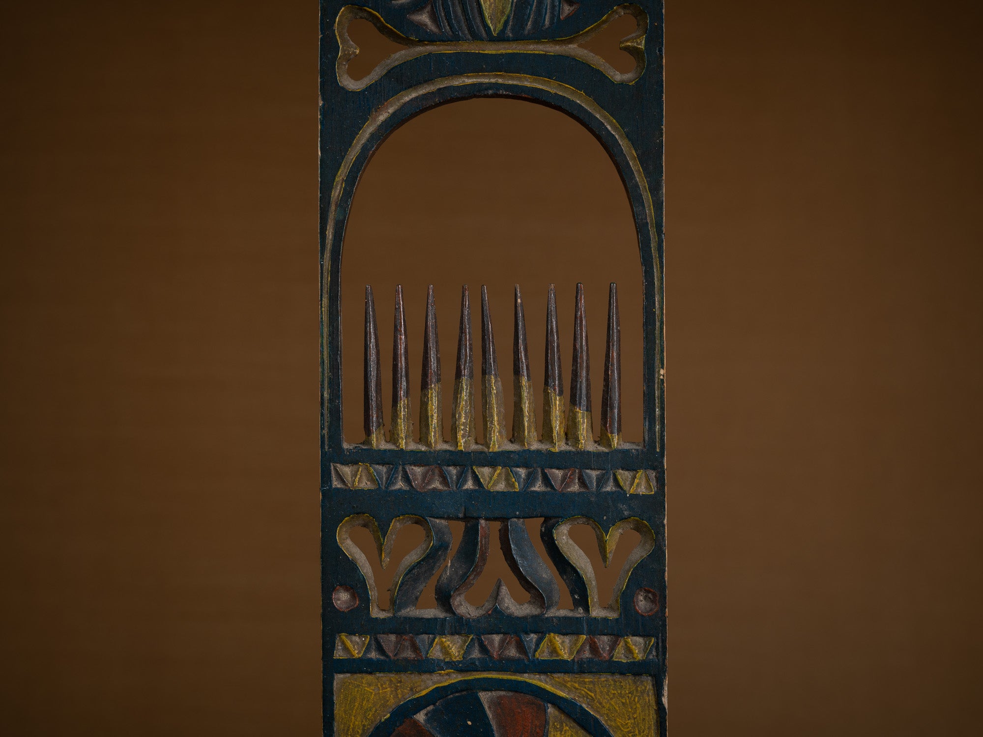 Quenouille de prétendant monoxyle polychrome, Suède (Première moitié du XIXe siècle)..Polychrome monoxyle suitor's distaff, Sweden (First half of 19th century)