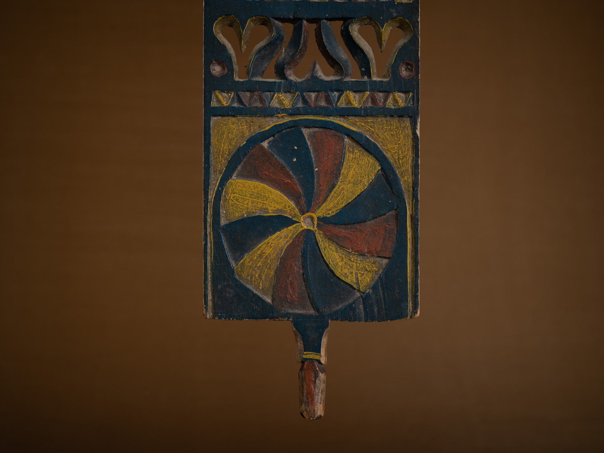Quenouille de prétendant monoxyle polychrome, Suède (Première moitié du XIXe siècle)..Polychrome monoxyle suitor's distaff, Sweden (First half of 19th century)