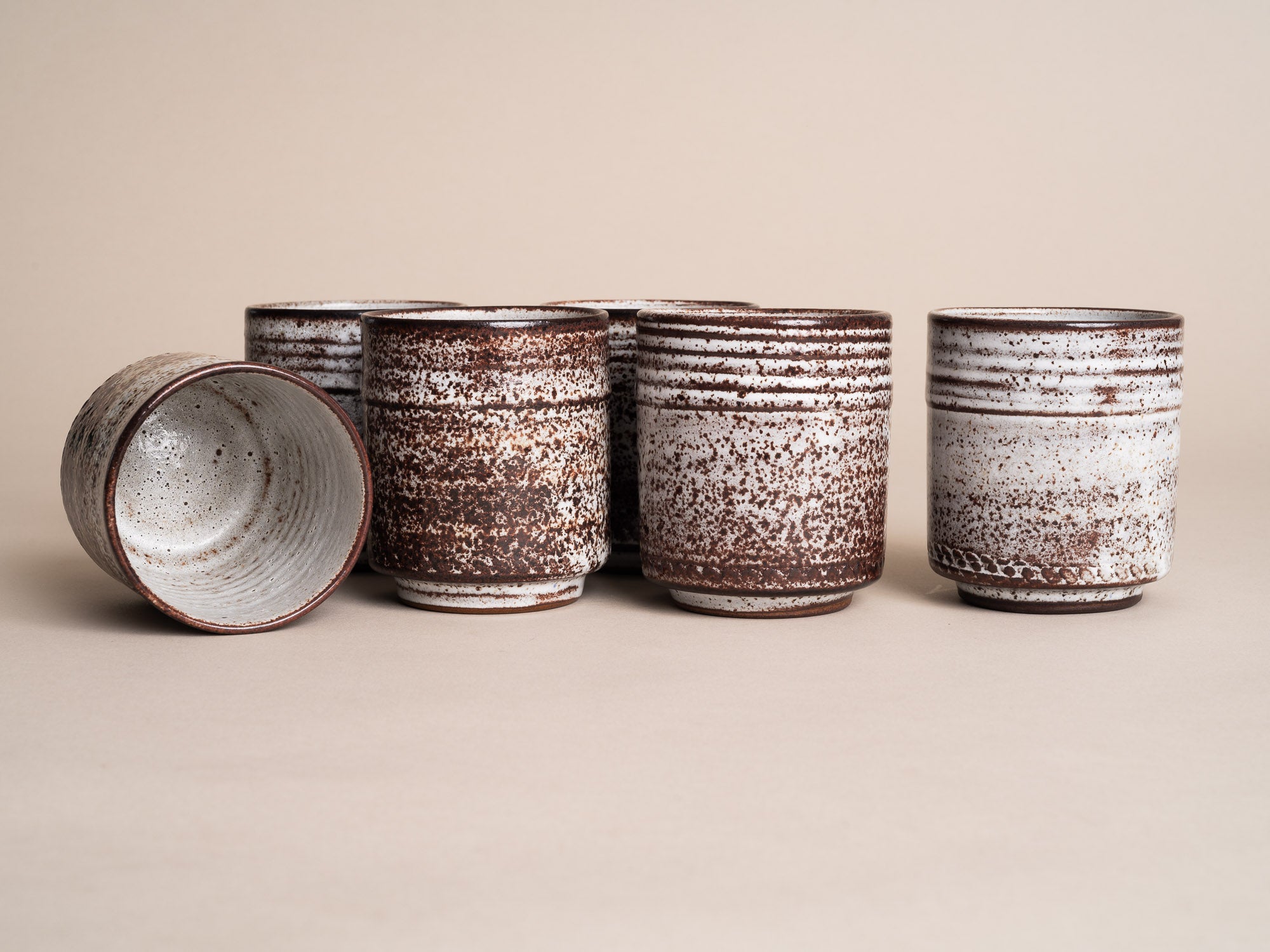 Service de gobelets de Roger Collet à Vallauris, France (vers 1960)..Set of Vallauris Teacups by Roger Collet, France (ca. 1960)