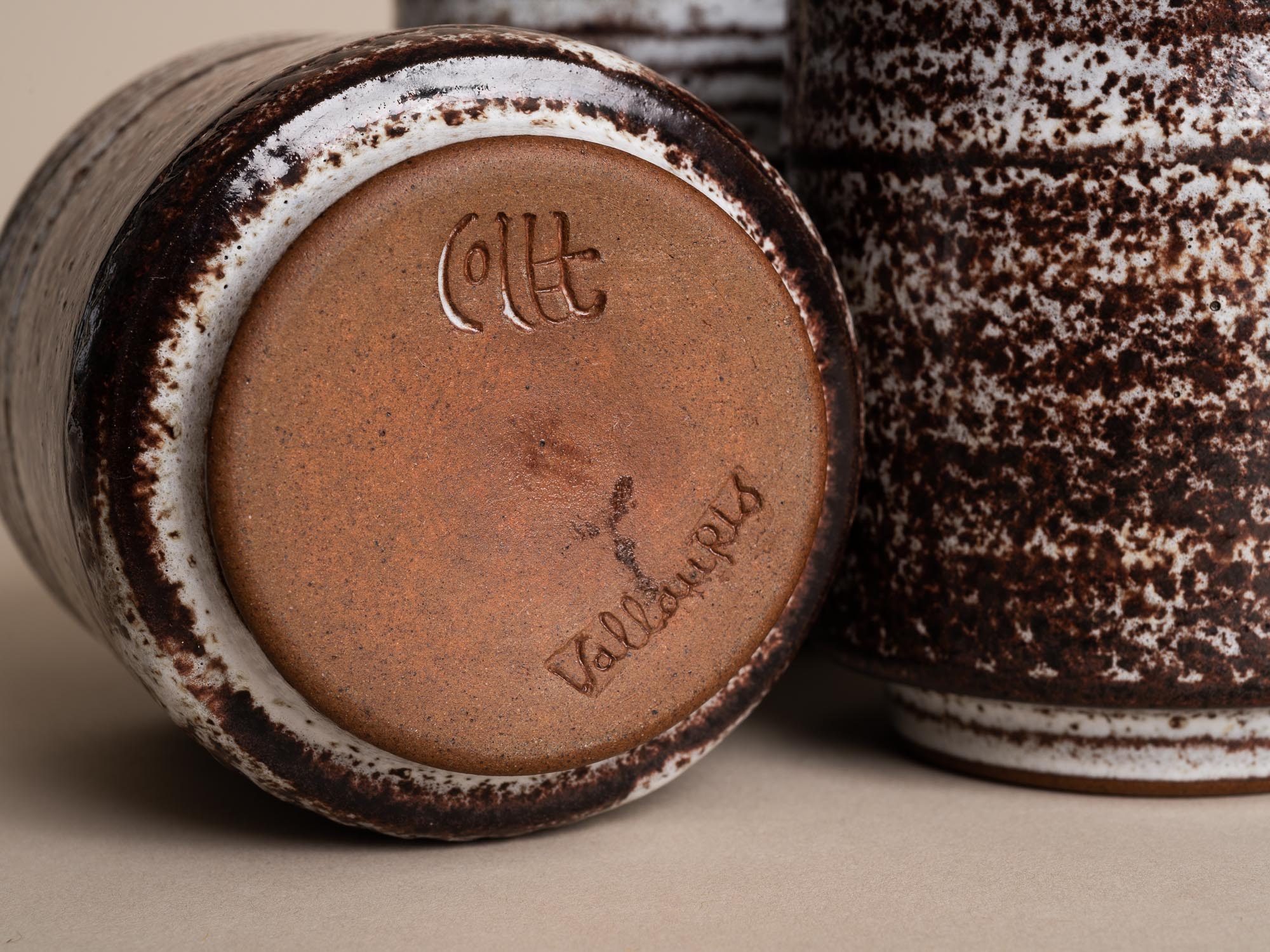 Service de gobelets de Roger Collet à Vallauris, France (vers 1960)..Set of Vallauris Teacups by Roger Collet, France (ca. 1960)