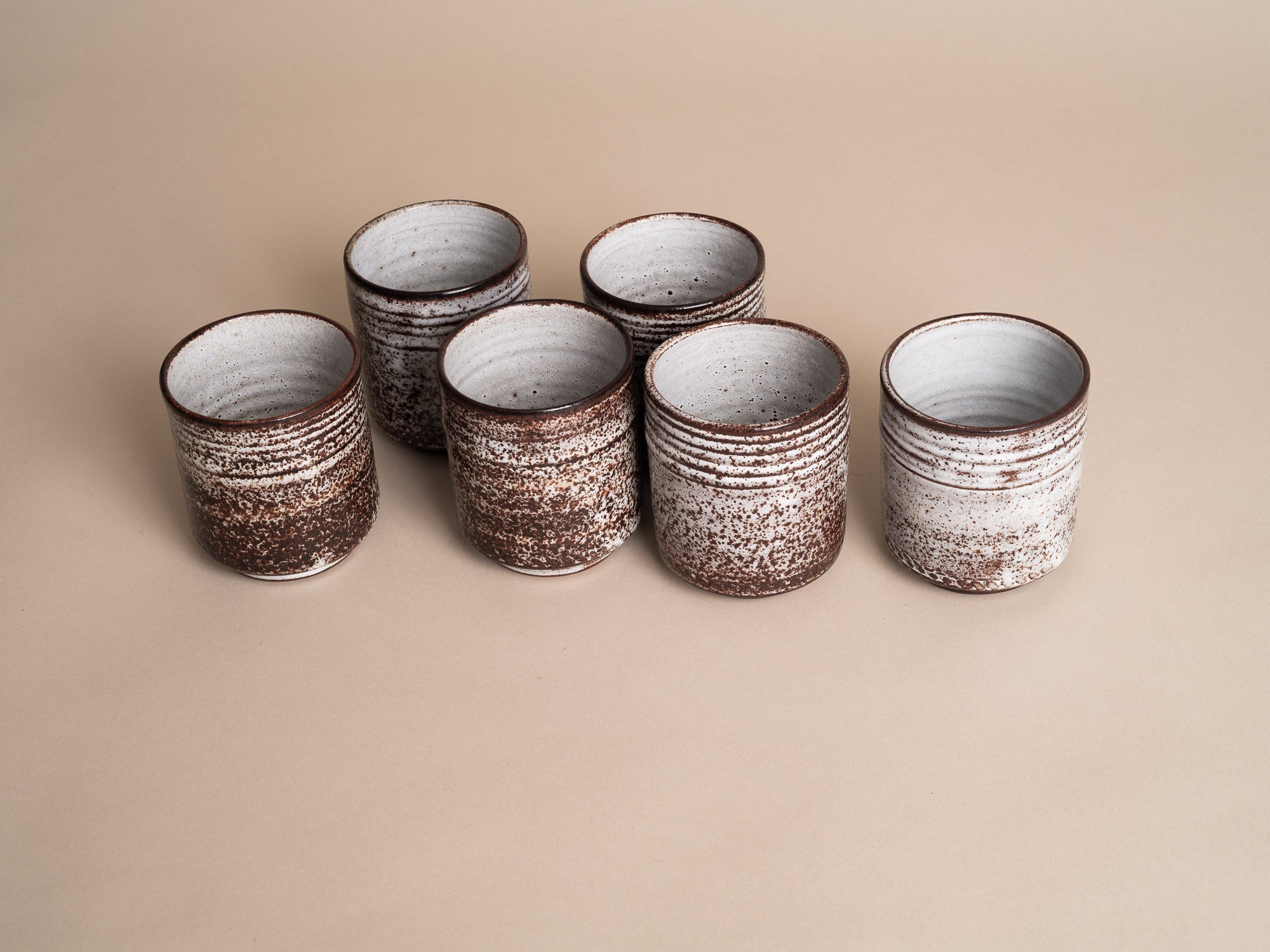 Service de gobelets de Roger Collet à Vallauris, France (vers 1960)..Set of Vallauris Teacups by Roger Collet, France (ca. 1960)