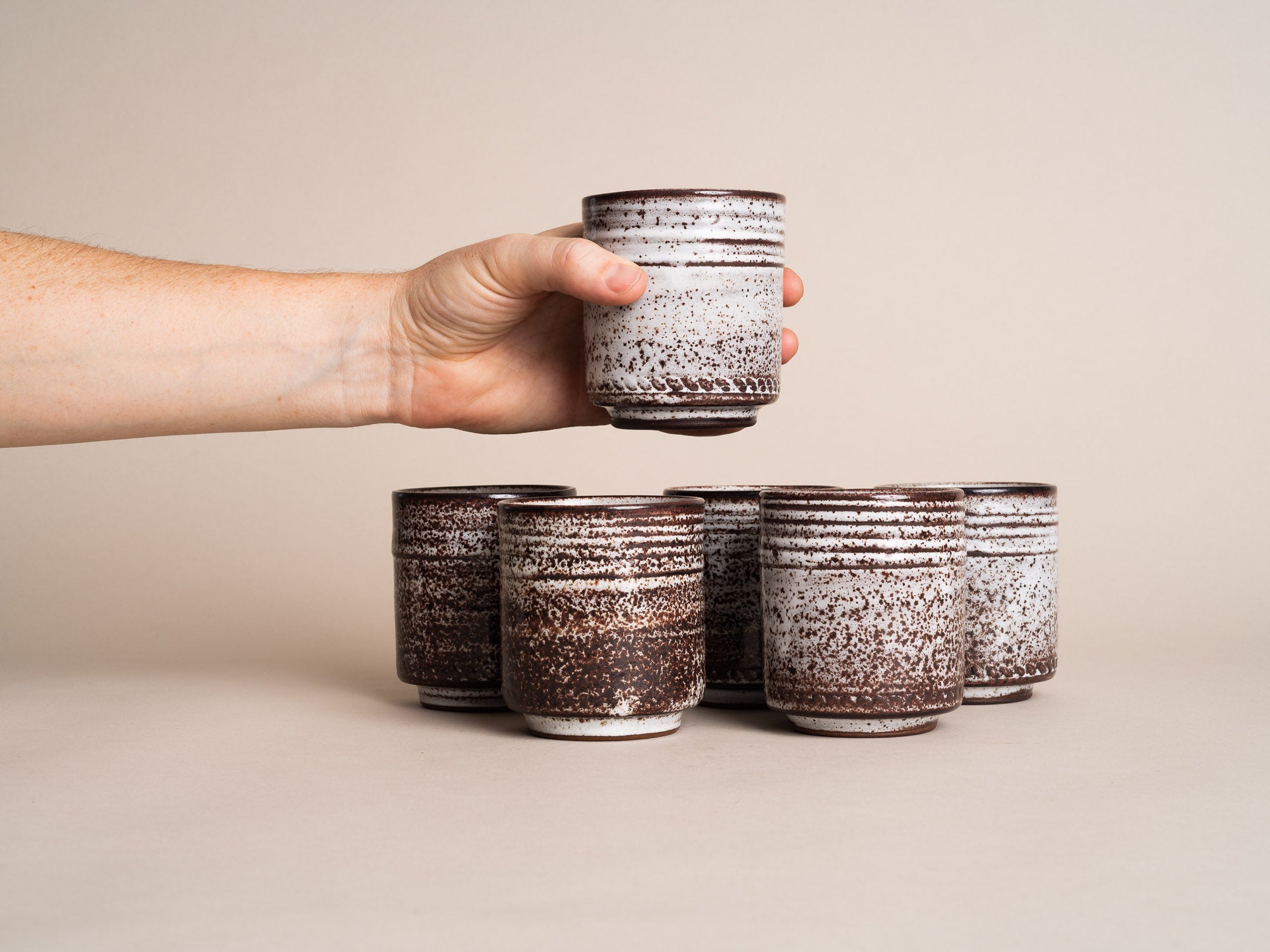 Service de gobelets de Roger Collet à Vallauris, France (vers 1960)..Set of Vallauris Teacups by Roger Collet, France (ca. 1960)