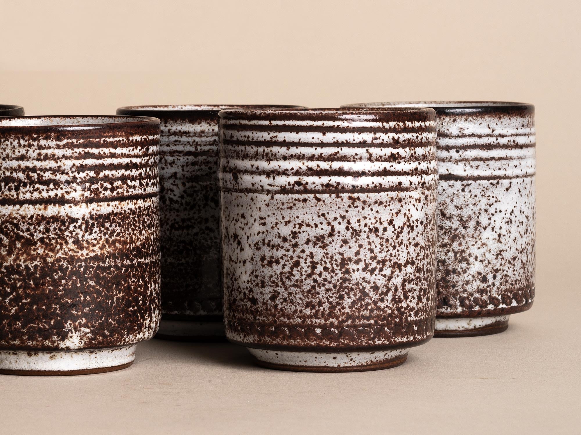 Service de gobelets de Roger Collet à Vallauris, France (vers 1960)..Set of Vallauris Teacups by Roger Collet, France (ca. 1960)