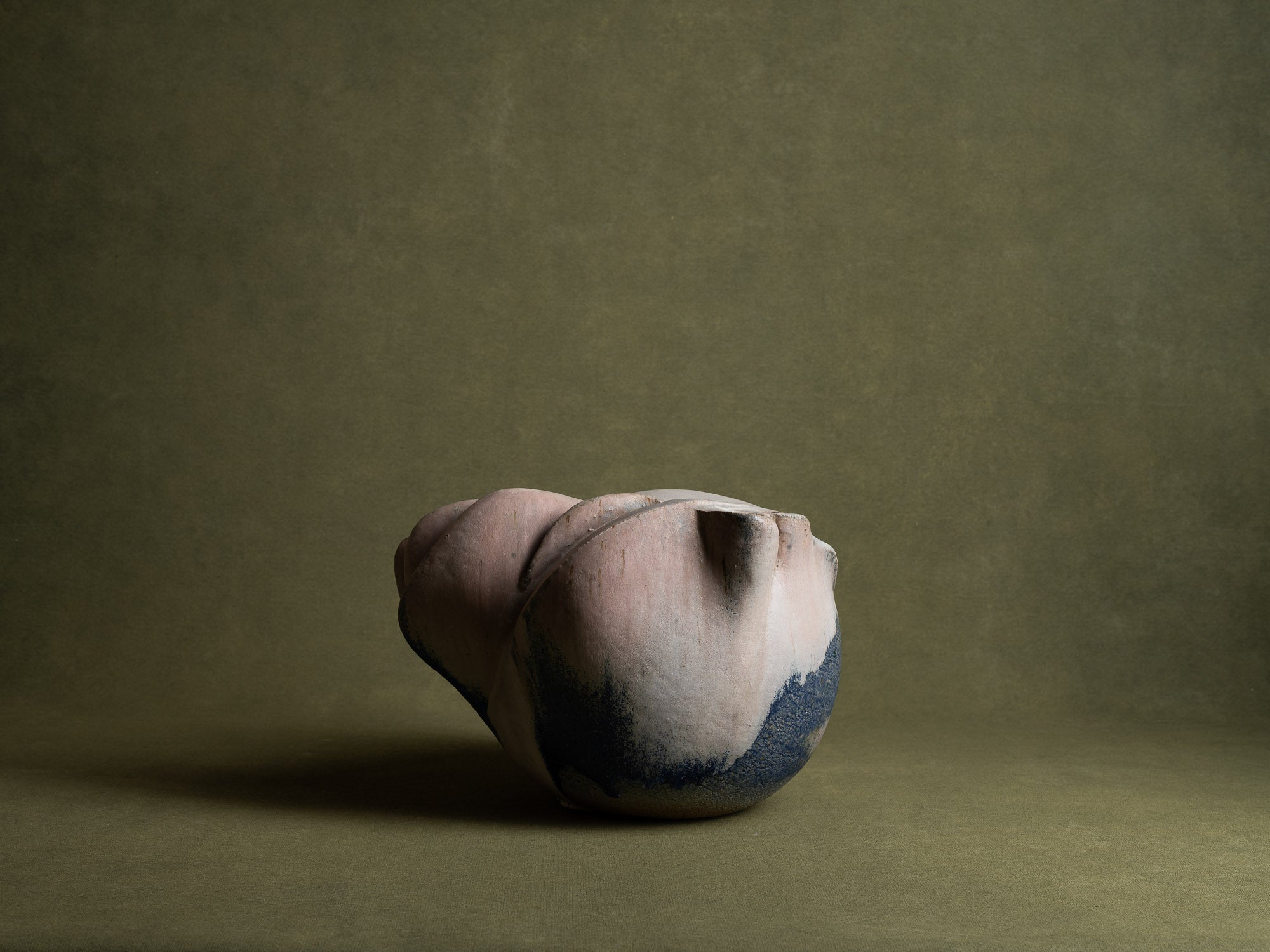 Sculpture biomorphique en grès, Suisse (années 1970)..Stoneware freeform sculpture, Switzerland (Circa 1970)