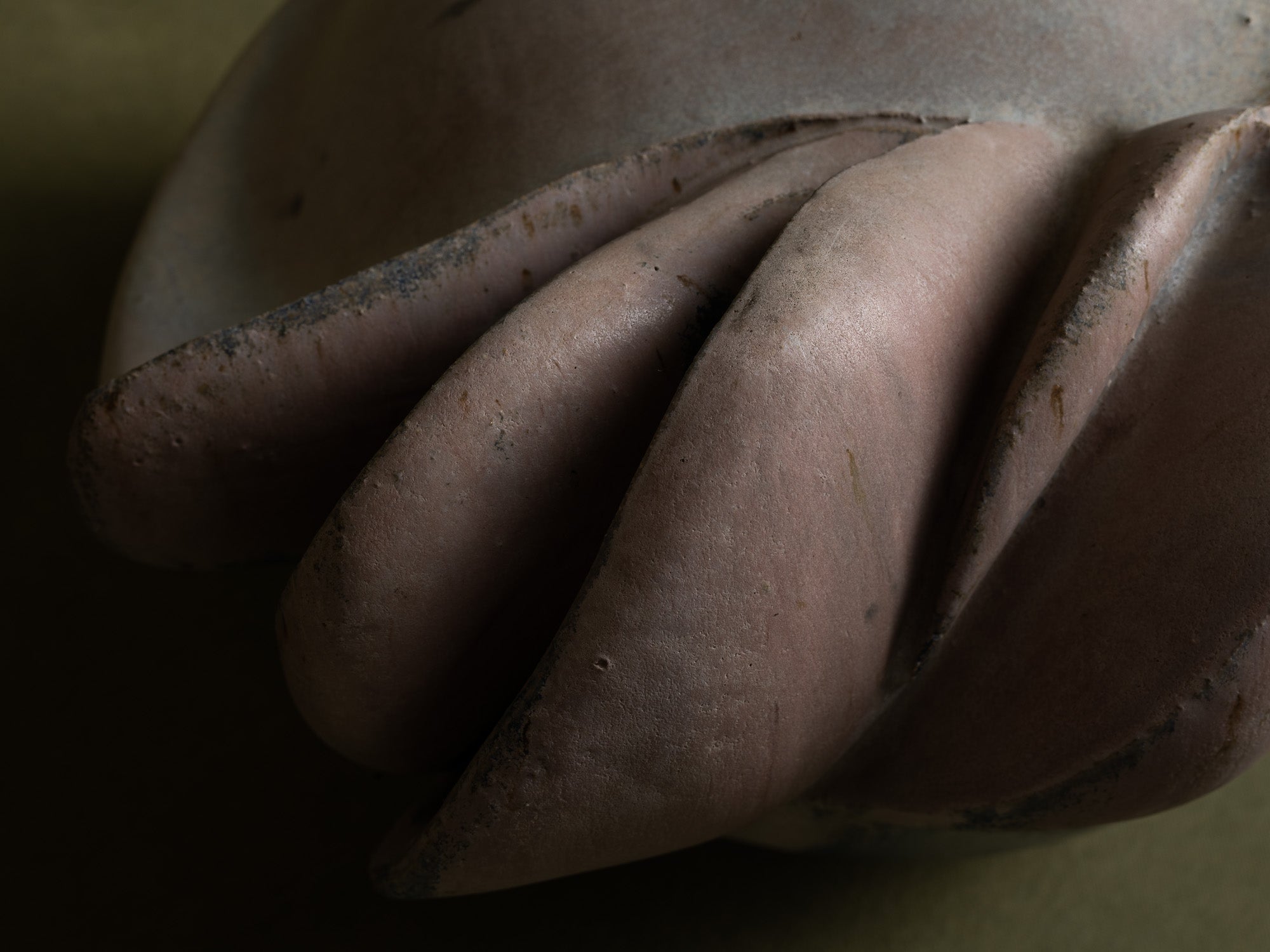 Sculpture biomorphique en grès, Suisse (années 1970)..Stoneware freeform sculpture, Switzerland (Circa 1970)