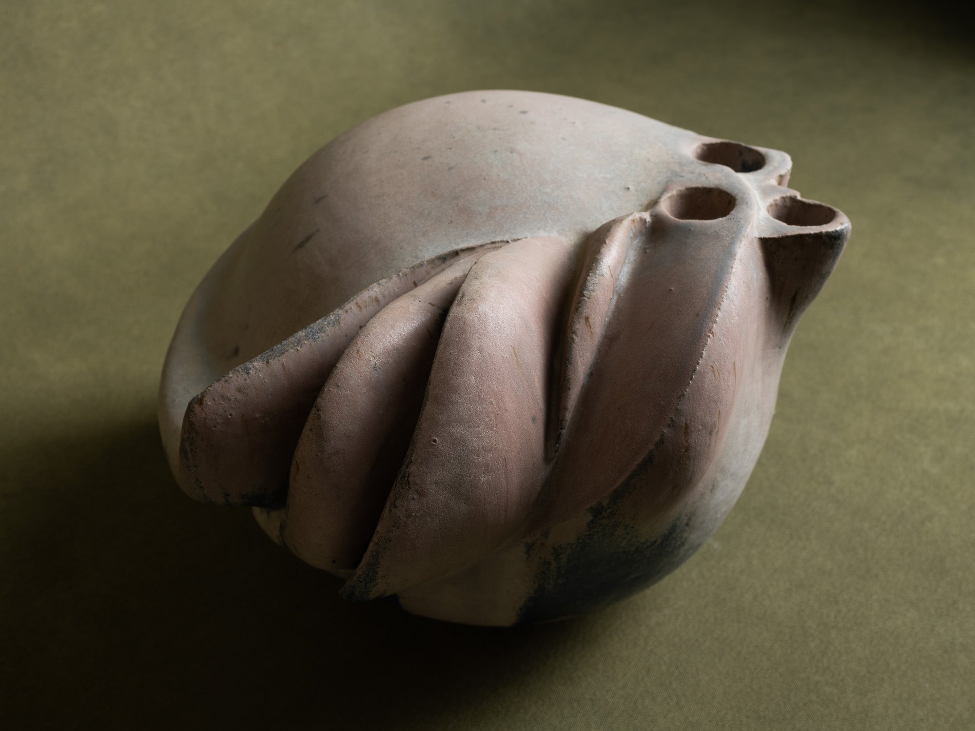 Sculpture biomorphique en grès, Suisse (années 1970)..Stoneware freeform sculpture, Switzerland (Circa 1970)