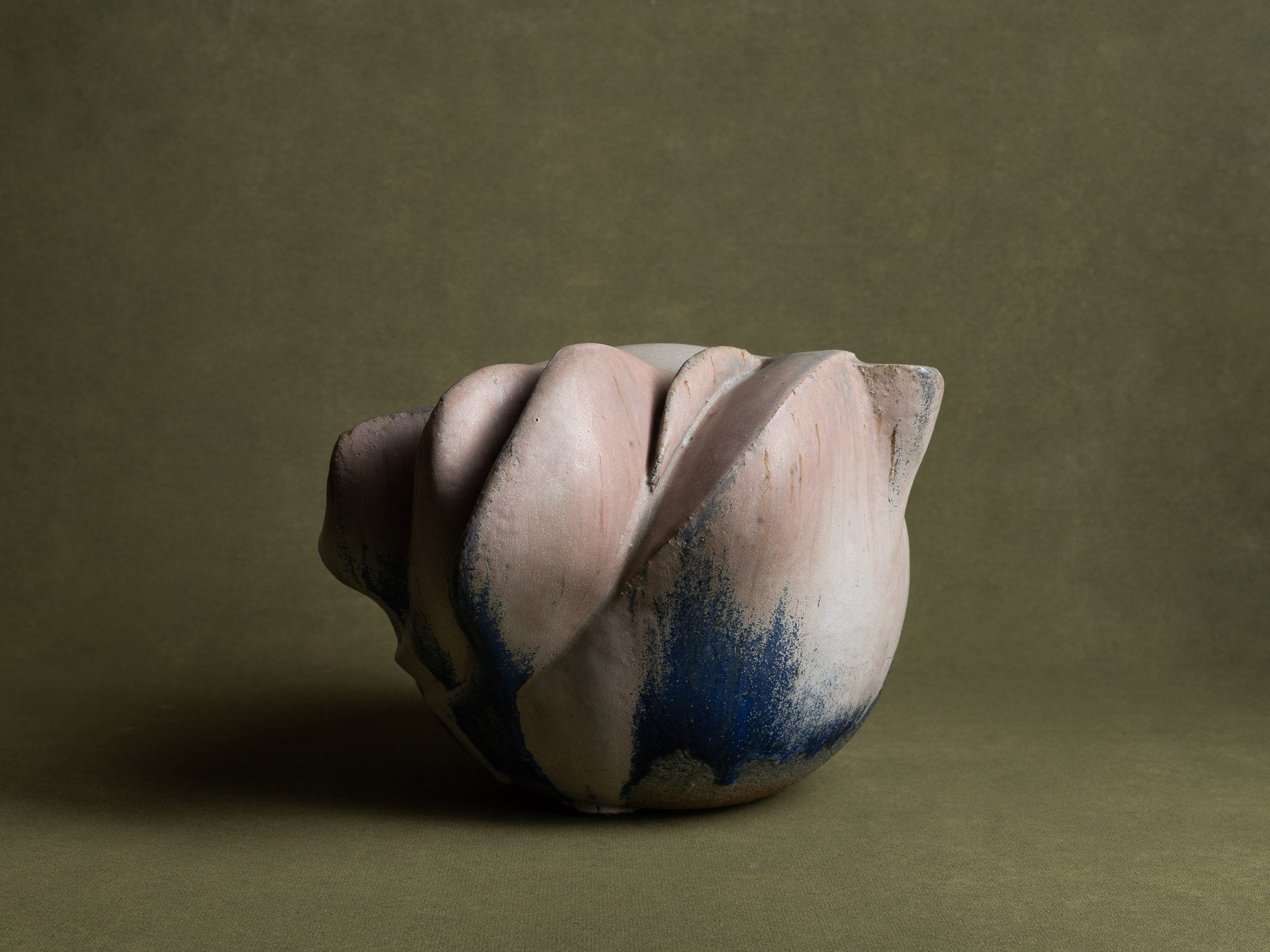 Sculpture biomorphique en grès, Suisse (années 1970)..Stoneware freeform sculpture, Switzerland (Circa 1970)