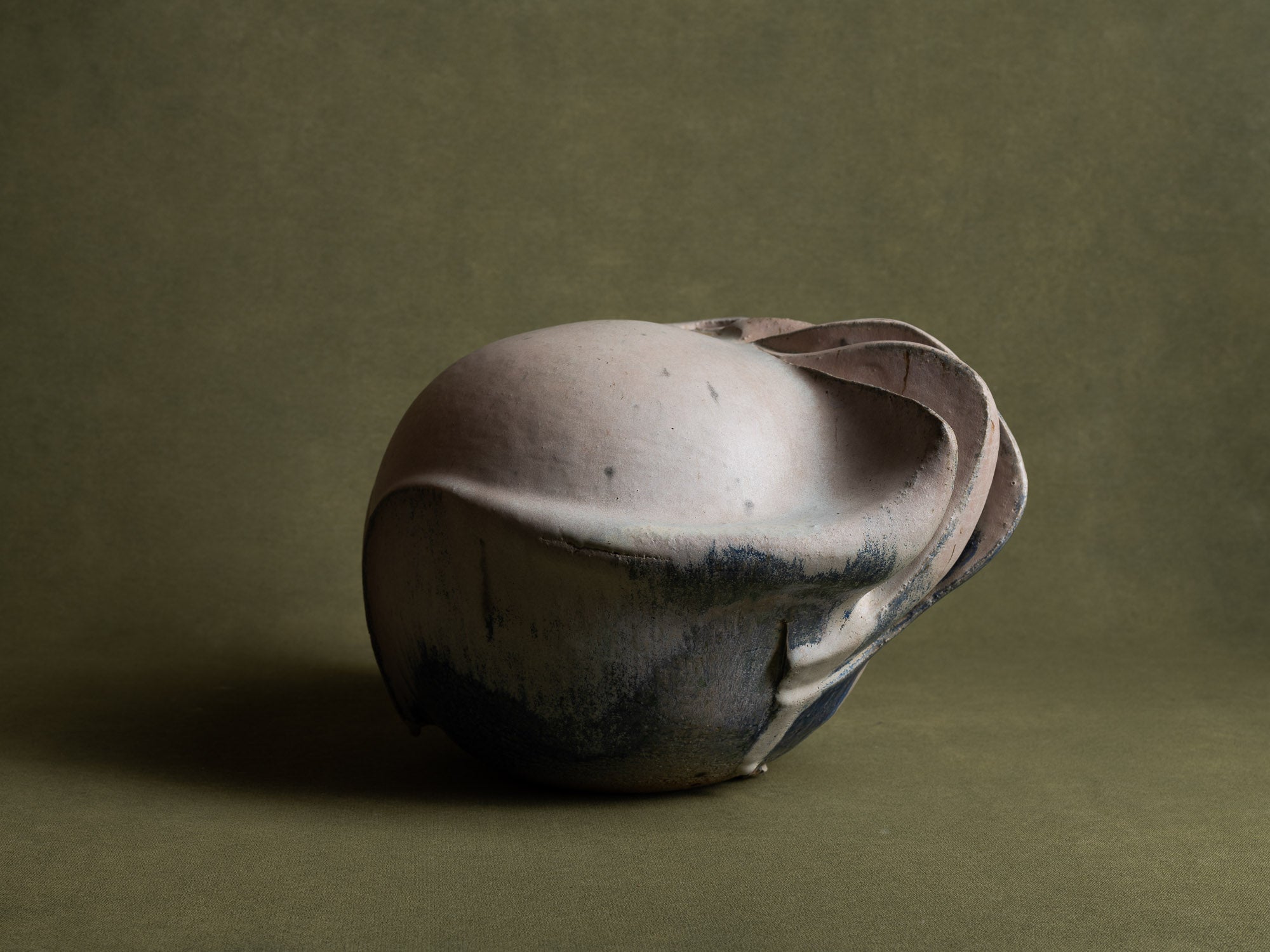 Sculpture biomorphique en grès, Suisse (années 1970)..Stoneware freeform sculpture, Switzerland (Circa 1970)