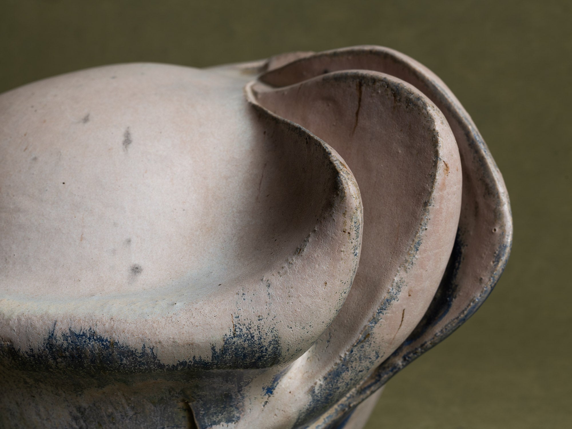 Sculpture biomorphique en grès, Suisse (années 1970)..Stoneware freeform sculpture, Switzerland (Circa 1970)