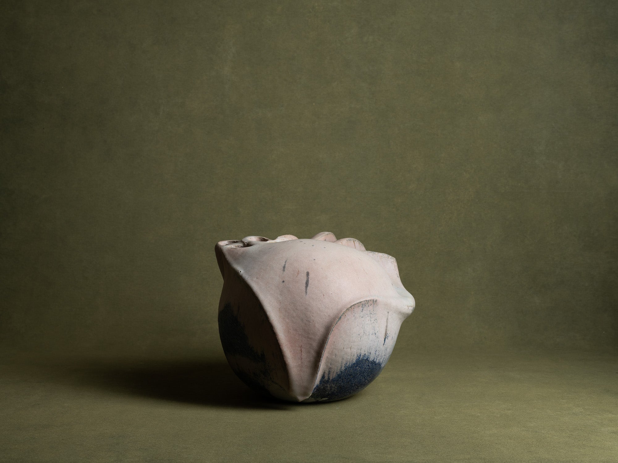 Sculpture biomorphique en grès, Suisse (années 1970)..Stoneware freeform sculpture, Switzerland (Circa 1970)